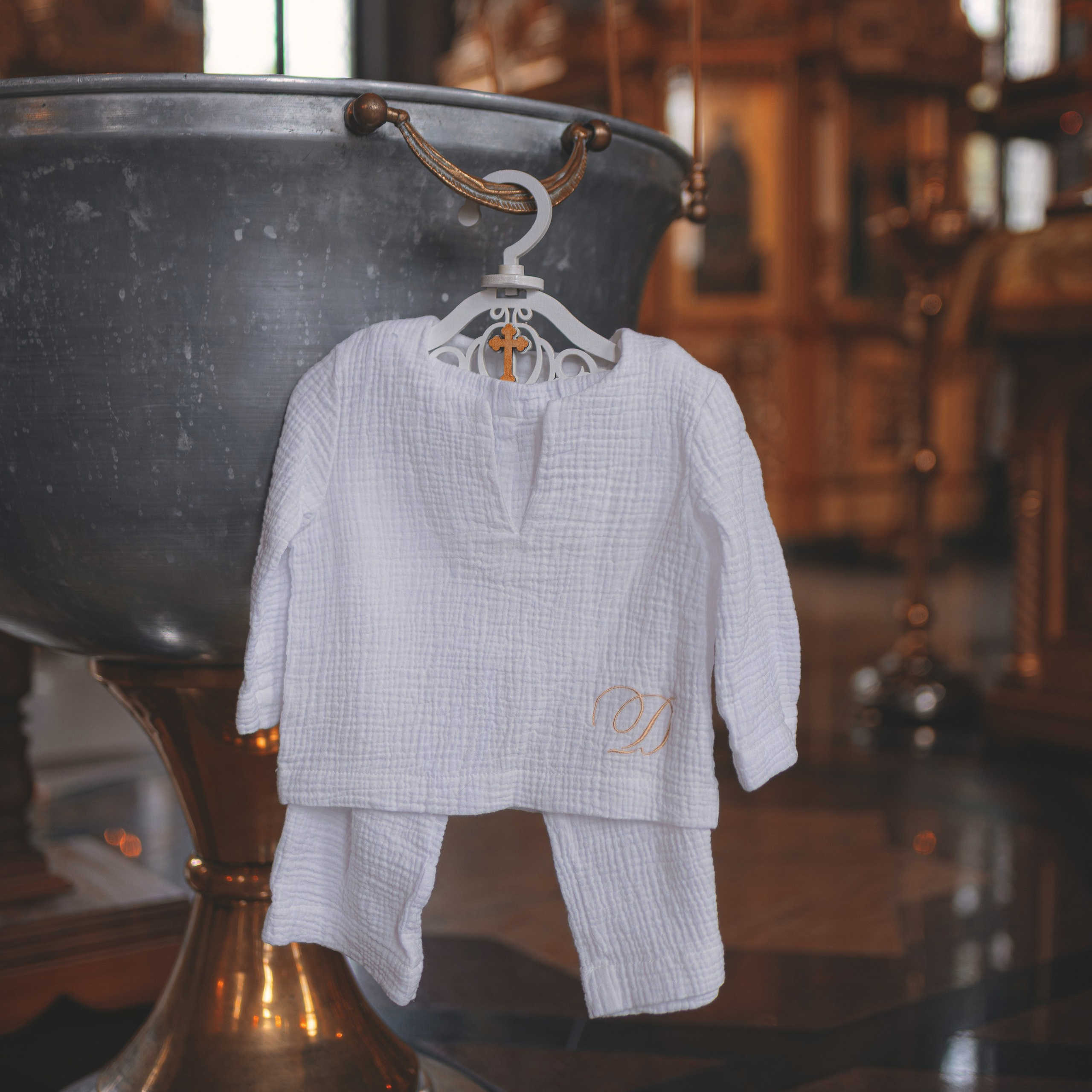 Светлые и душевные фотографии с крещения в Церкви Николая Чудотворца в Ангелово. Семейный фотограф в Москве 📸