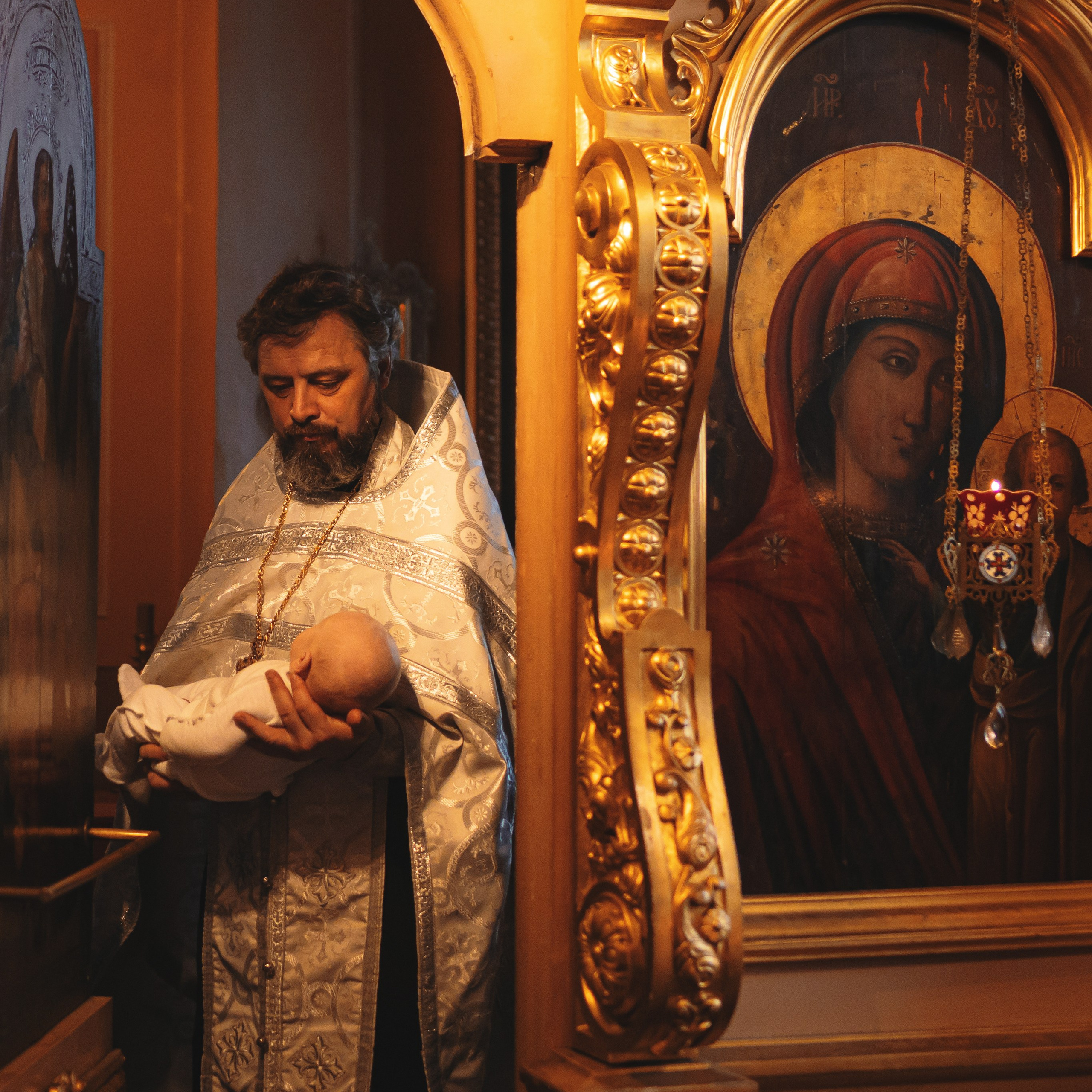 Трогательные фотографии с крещения малыша в Храме Воскресения Словущего в Даниловской Слободе. Семейный фотограф в Москве 📸