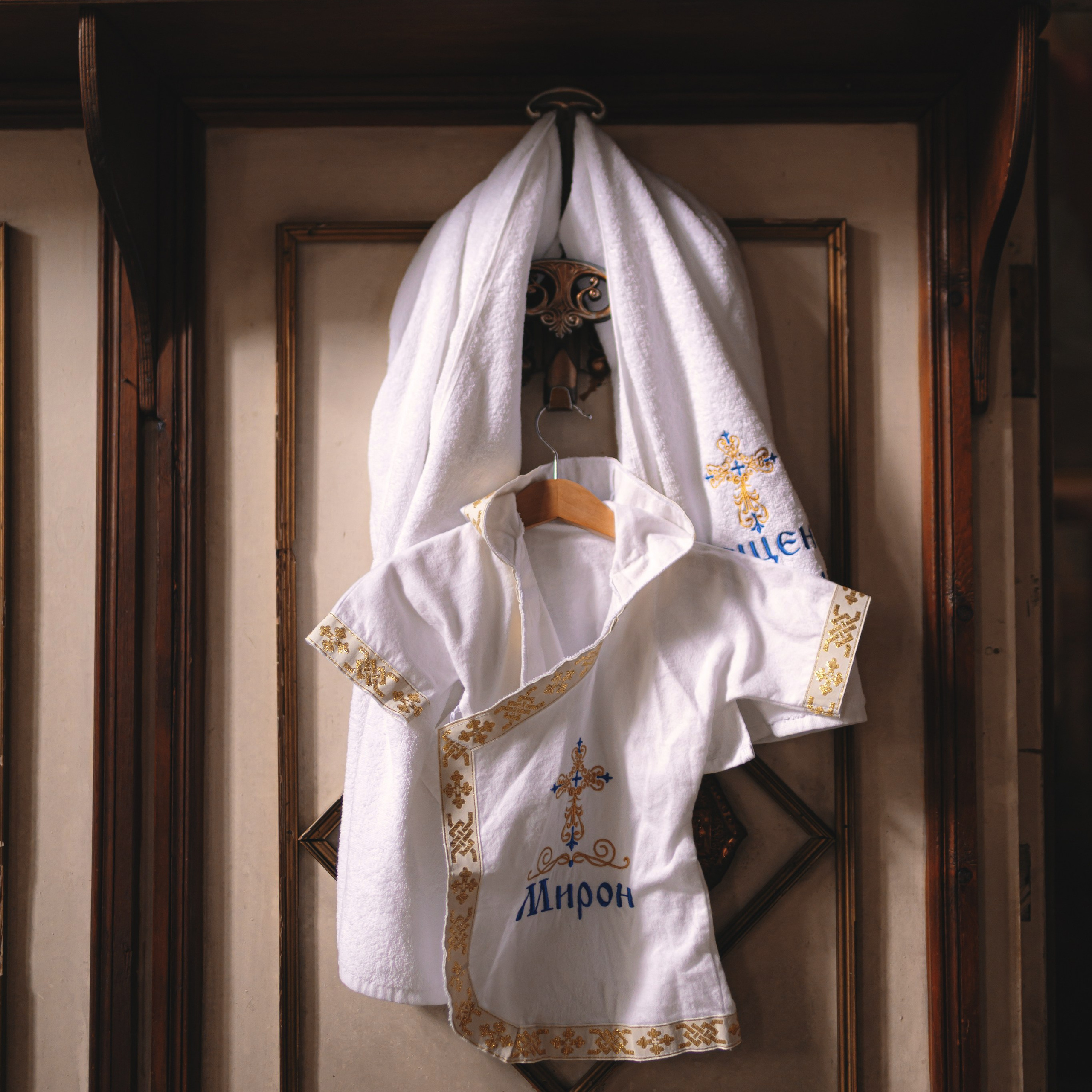 Трогательные фотографии с крещения малыша в Храме Воскресения Словущего в Даниловской Слободе. Семейный фотограф в Москве 📸