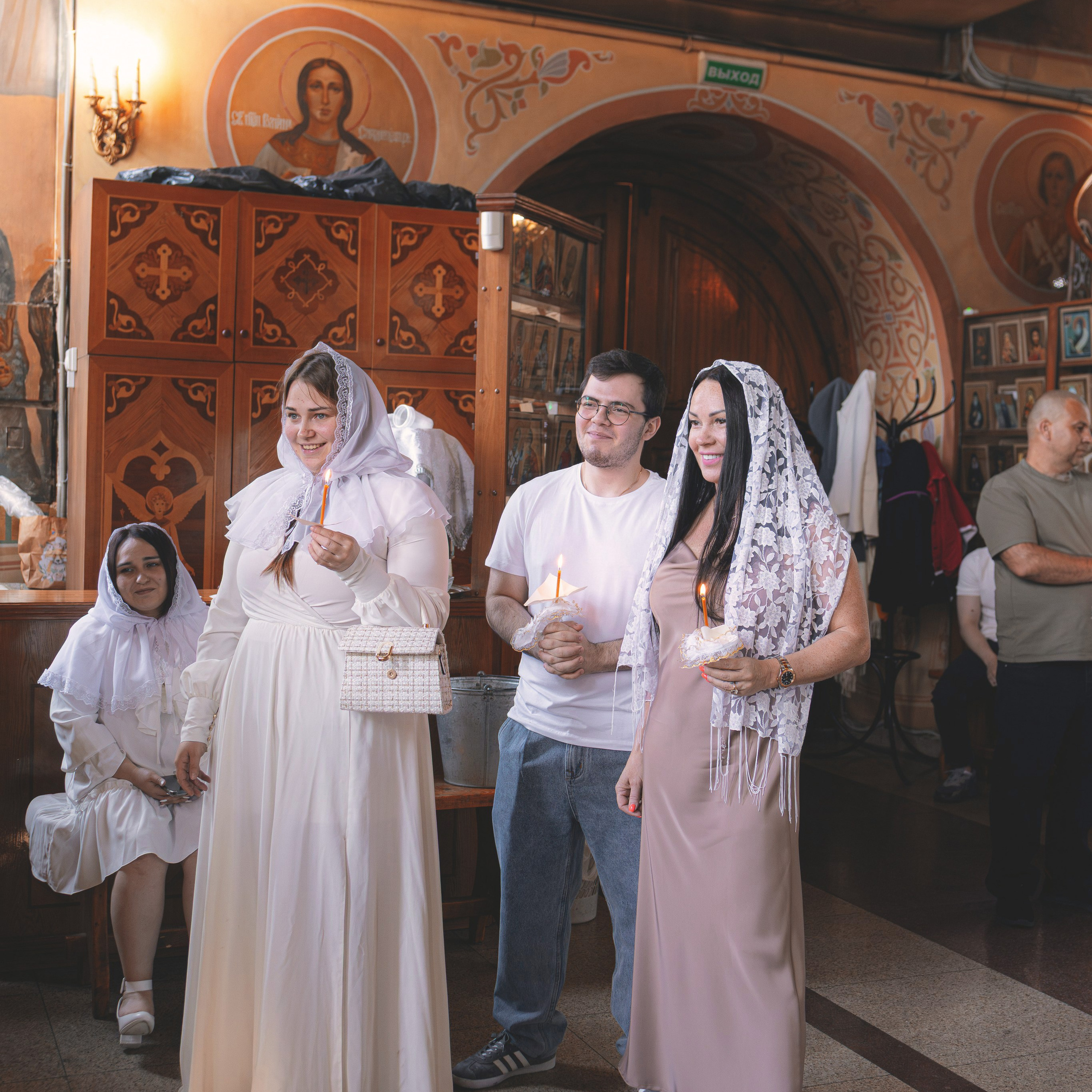 Светлые и душевные фотографии с крещения в Церкви Николая Чудотворца в Ангелово. Семейный фотограф в Москве 📸