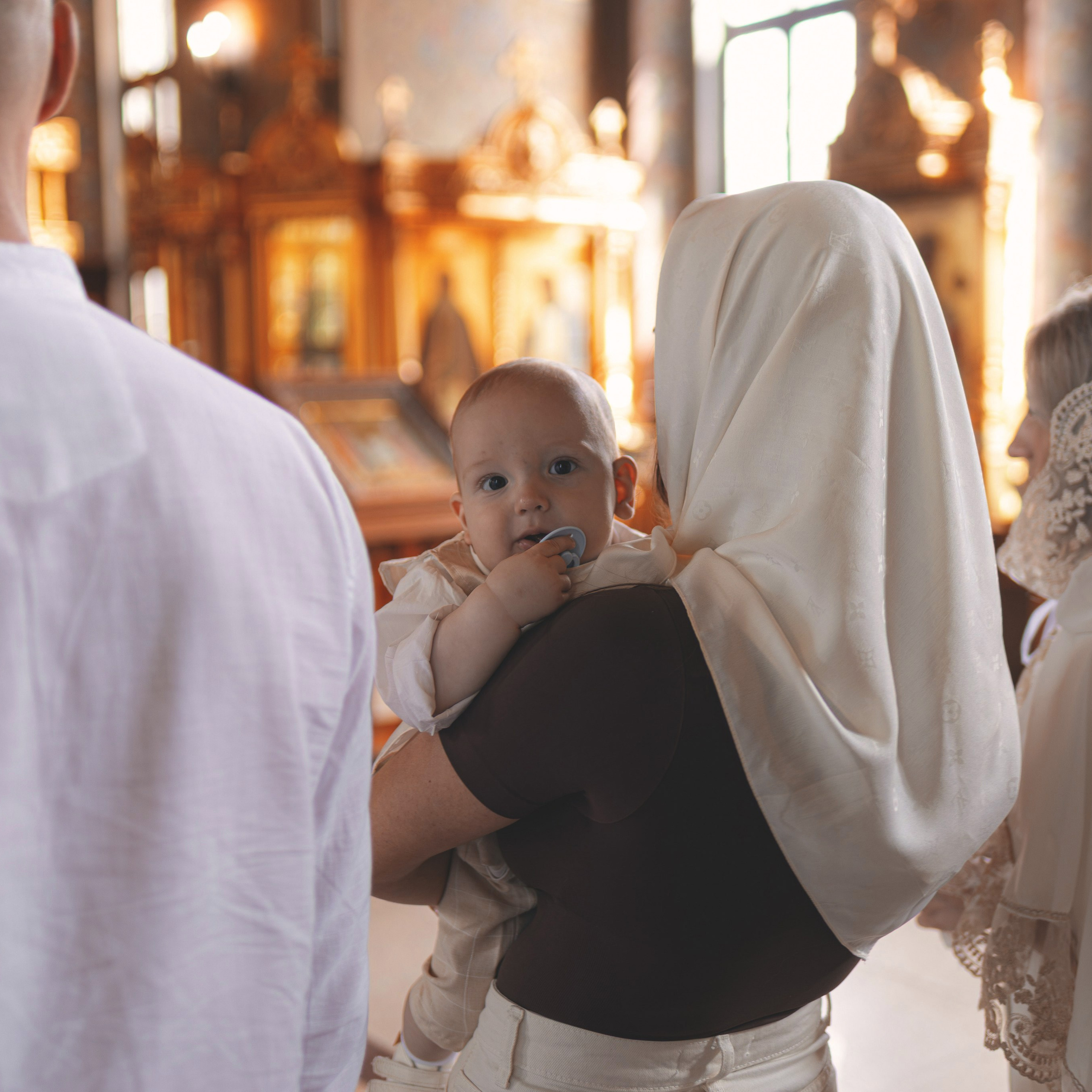Светлые и душевные фотографии с крещения в Церкви Николая Чудотворца в Ангелово. Семейный фотограф в Москве 📸