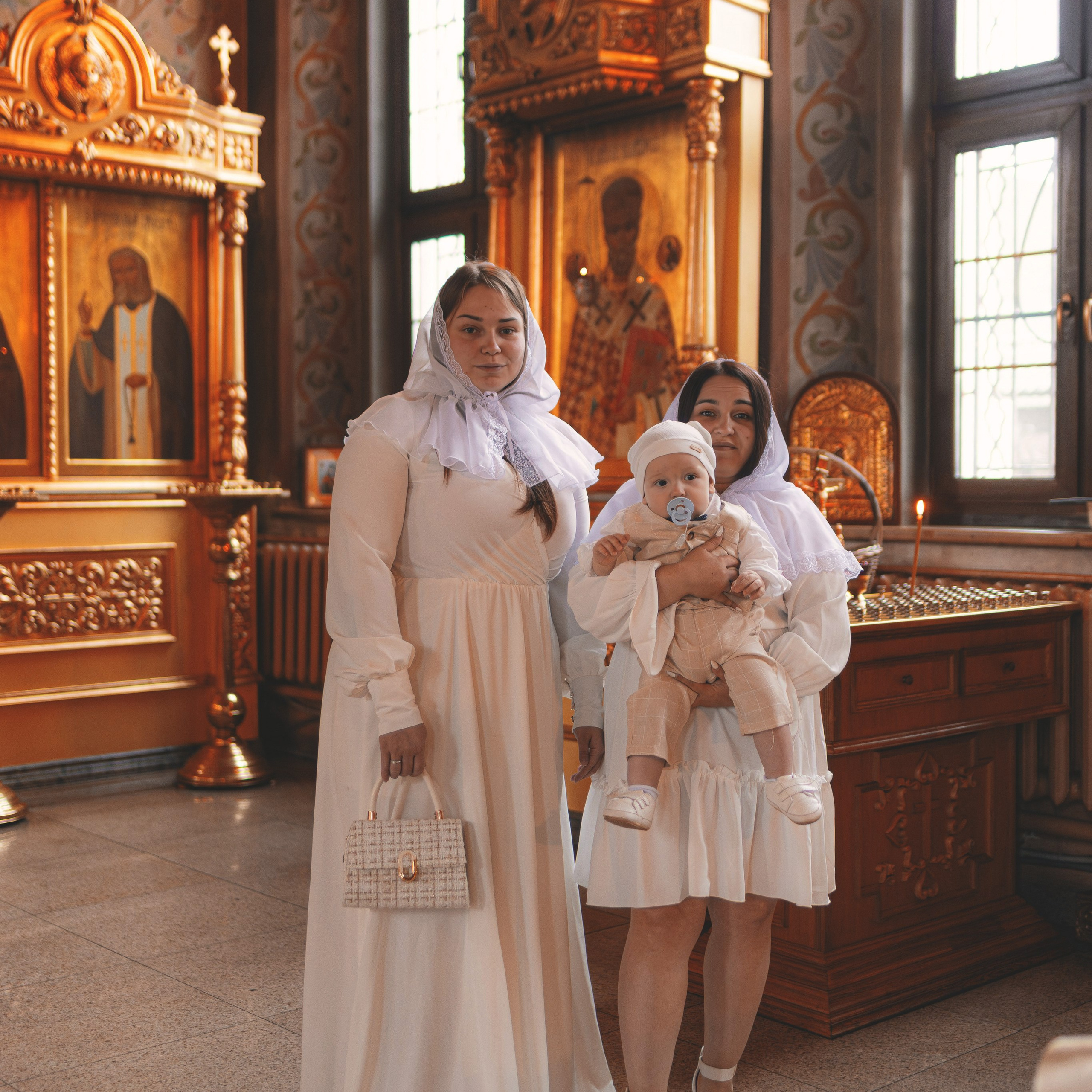 Светлые и душевные фотографии с крещения в Церкви Николая Чудотворца в Ангелово. Семейный фотограф в Москве 📸