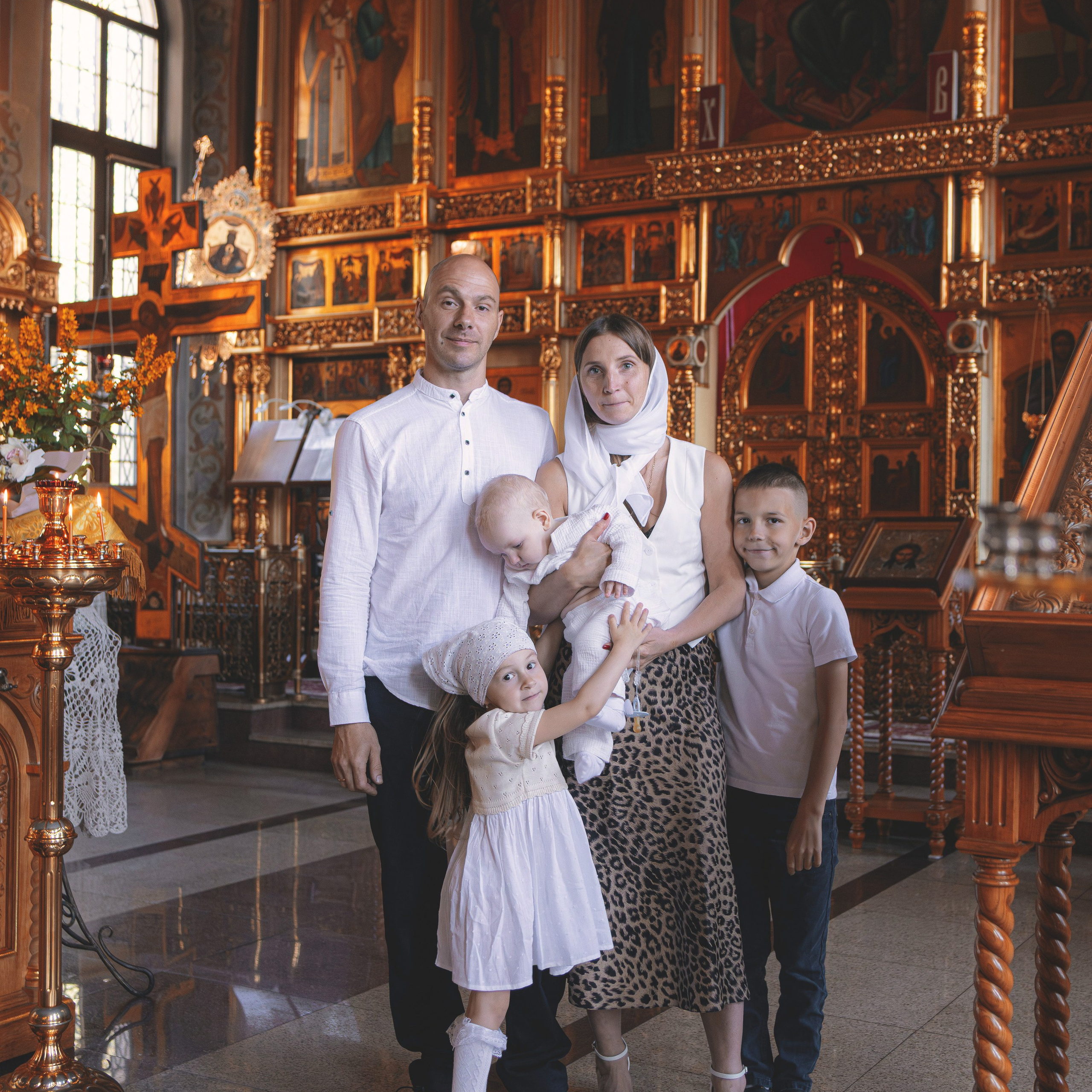 Светлые и душевные фотографии с крещения в Церкви Николая Чудотворца в Ангелово. Семейный фотограф в Москве 📸