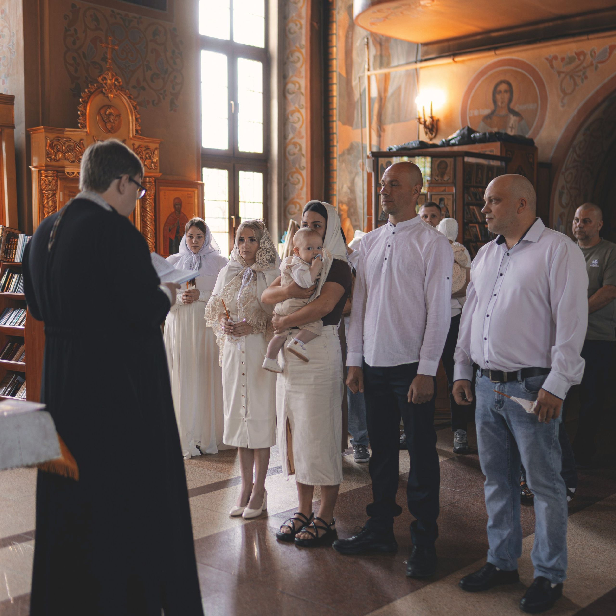 Светлые и душевные фотографии с крещения в Церкви Николая Чудотворца в Ангелово. Семейный фотограф в Москве 📸
