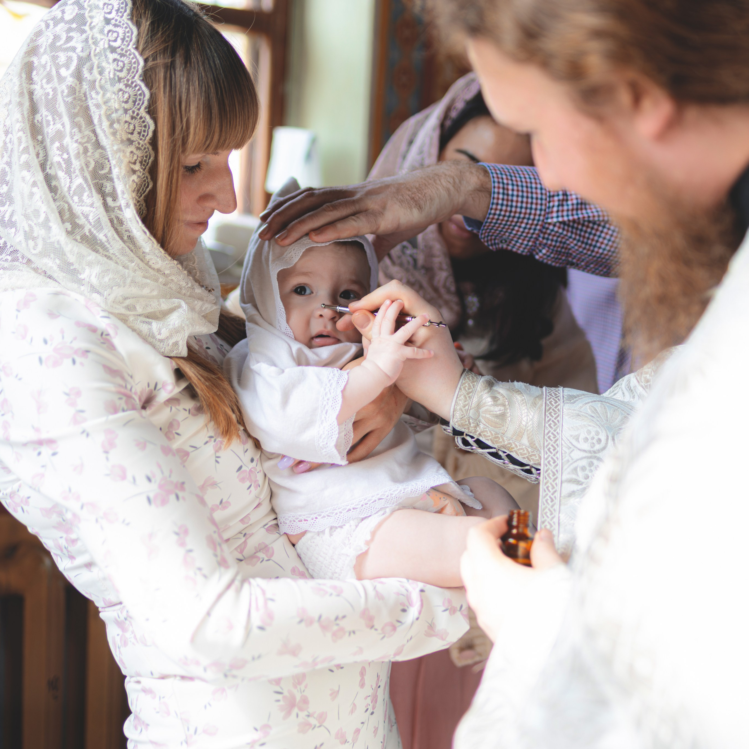 Фотографии с крещения в Церкви Тихона, патриарха Всероссийского. Семейный фотограф в Москве 📸