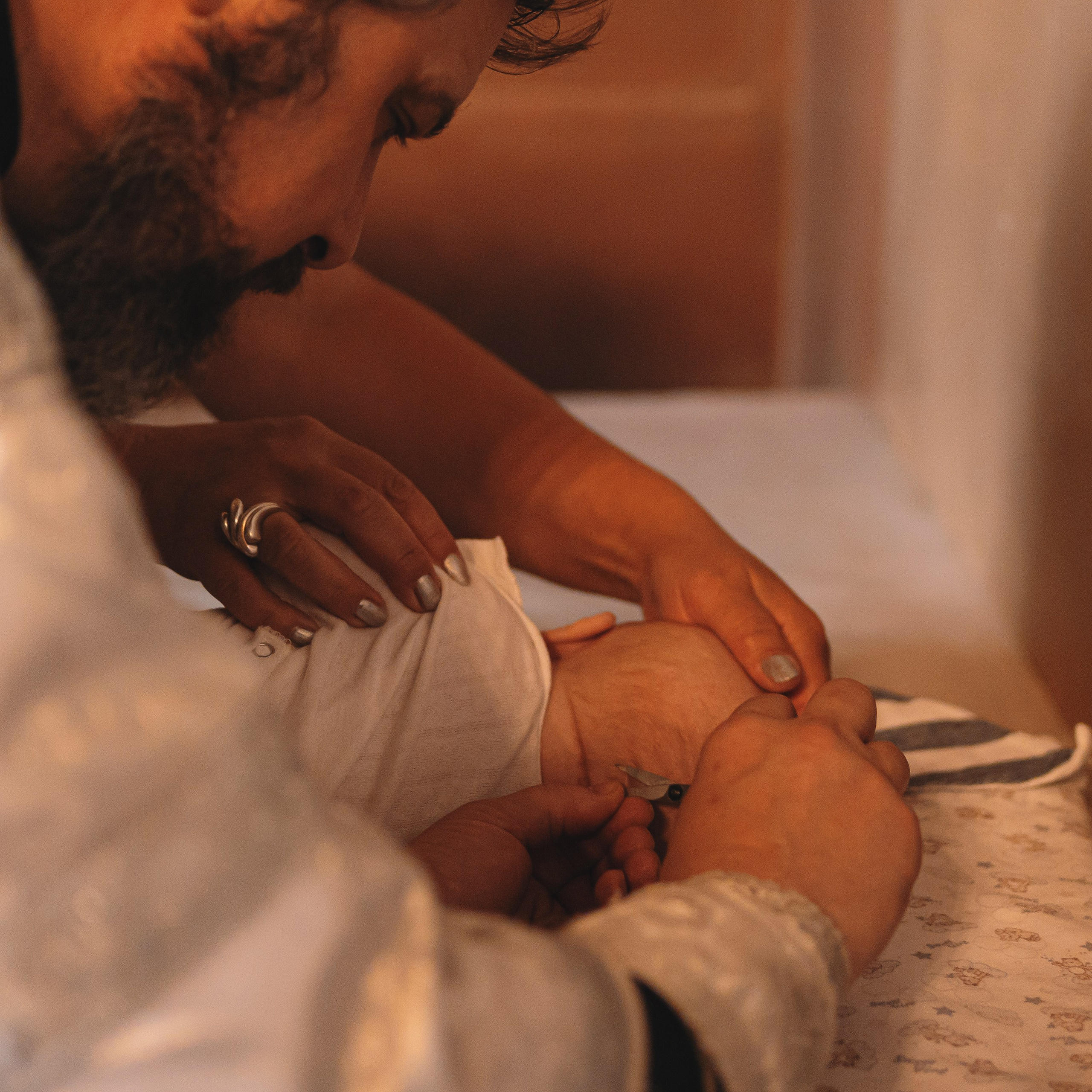 Трогательные фотографии с крещения малыша в Храме Воскресения Словущего в Даниловской Слободе. Семейный фотограф в Москве 📸