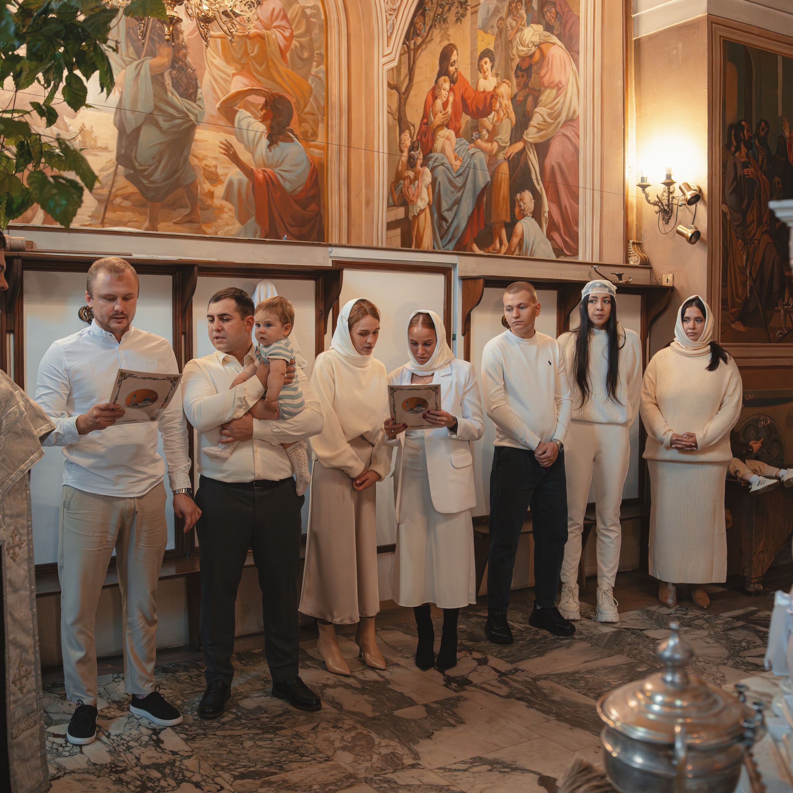 Крещение девочки в Храме Воскресения Словущего в Даниловской Слободе. Семейный фотограф в Москве 📸