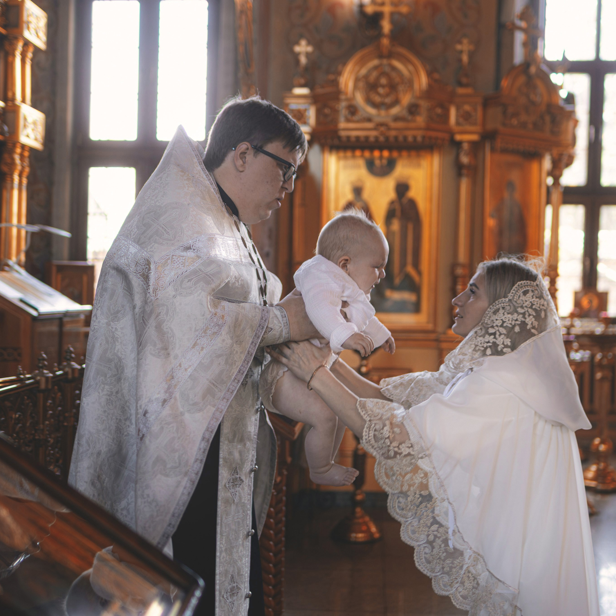 Светлые и душевные фотографии с крещения в Церкви Николая Чудотворца в Ангелово. Семейный фотограф в Москве 📸