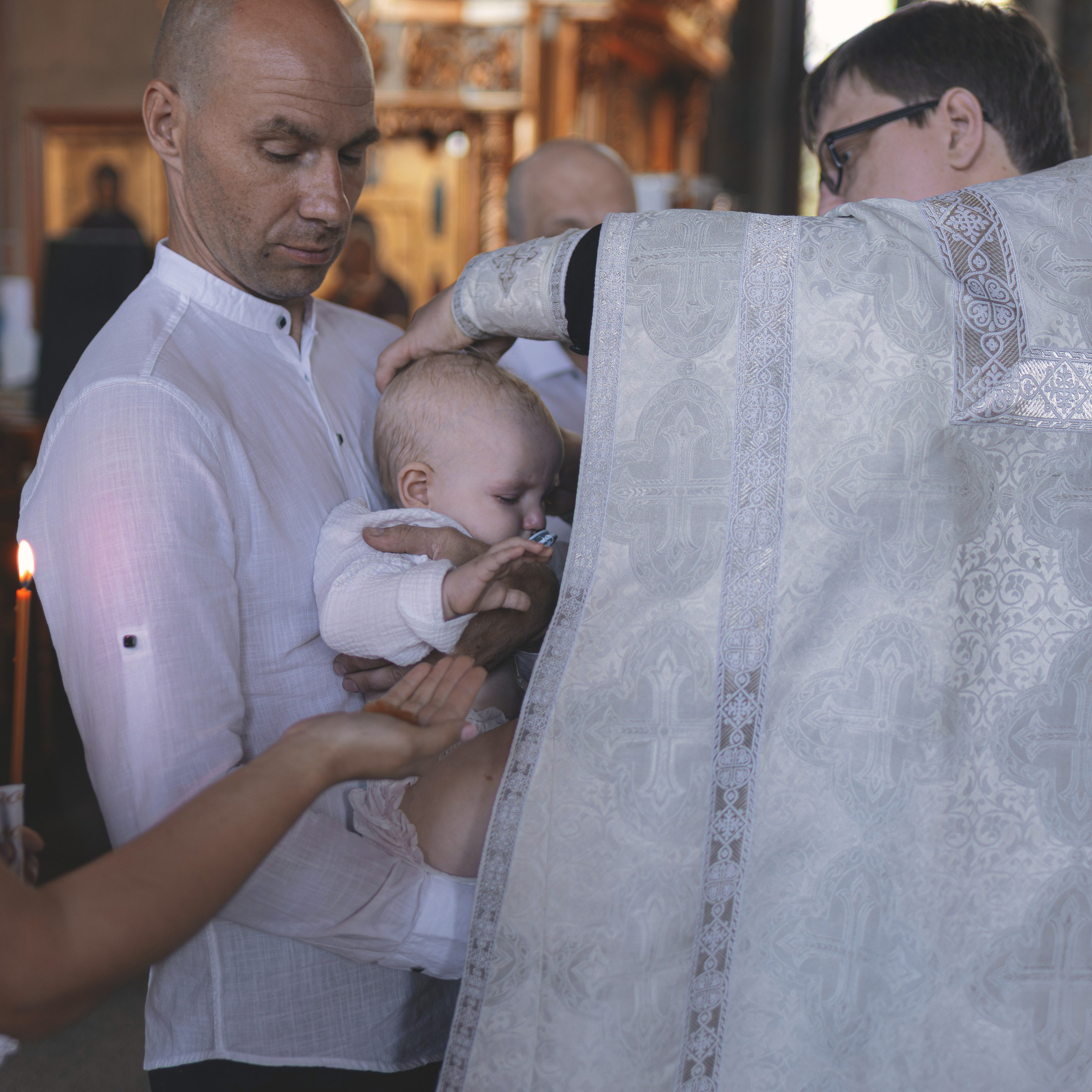 Светлые и душевные фотографии с крещения в Церкви Николая Чудотворца в Ангелово. Семейный фотограф в Москве 📸