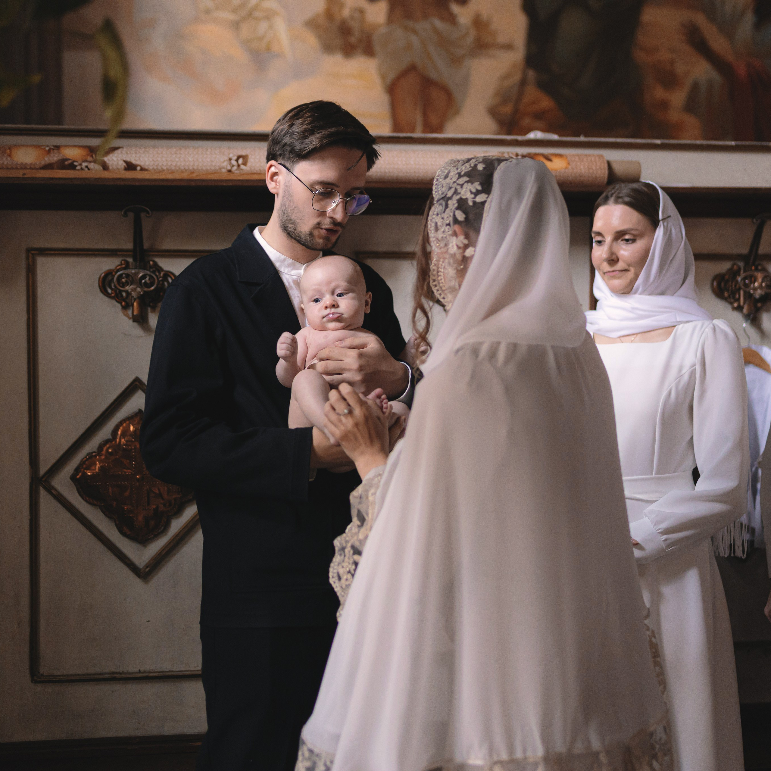 Трогательные фотографии с крещения малыша в Храме Воскресения Словущего в Даниловской Слободе. Семейный фотограф в Москве 📸
