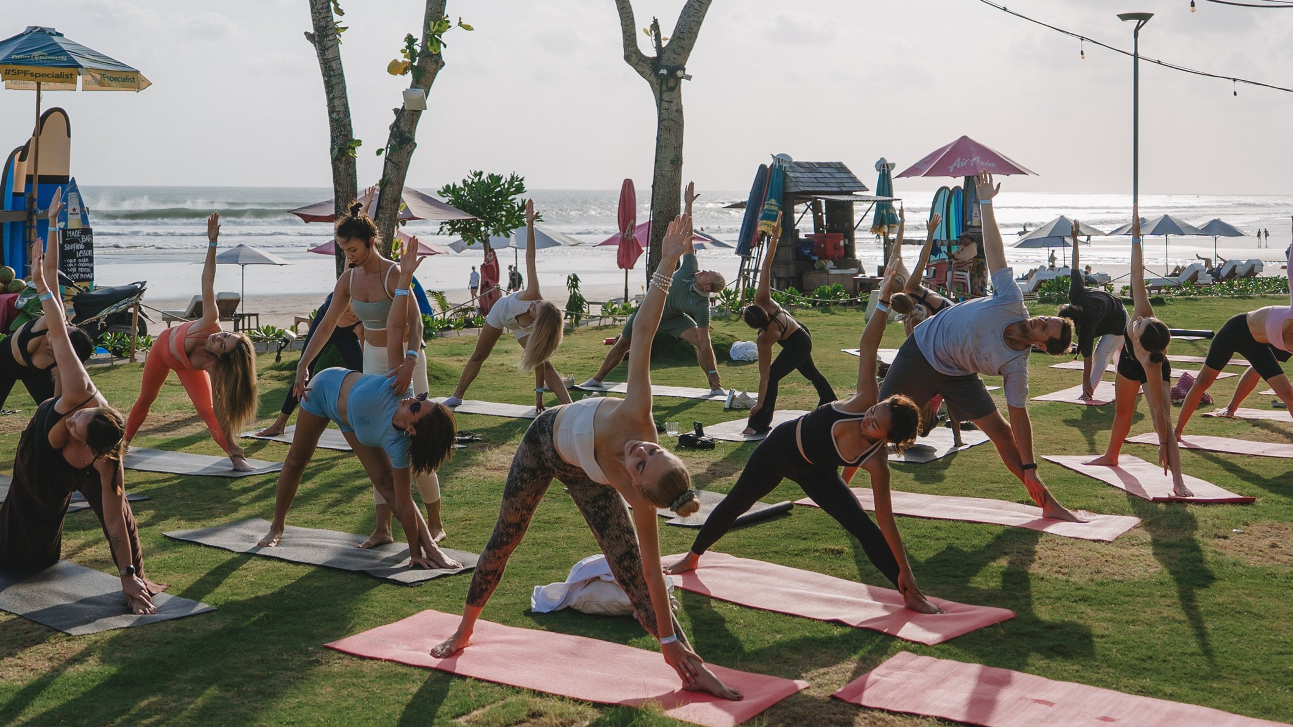 TEUS Group, Agents Yoga session by the Ocean