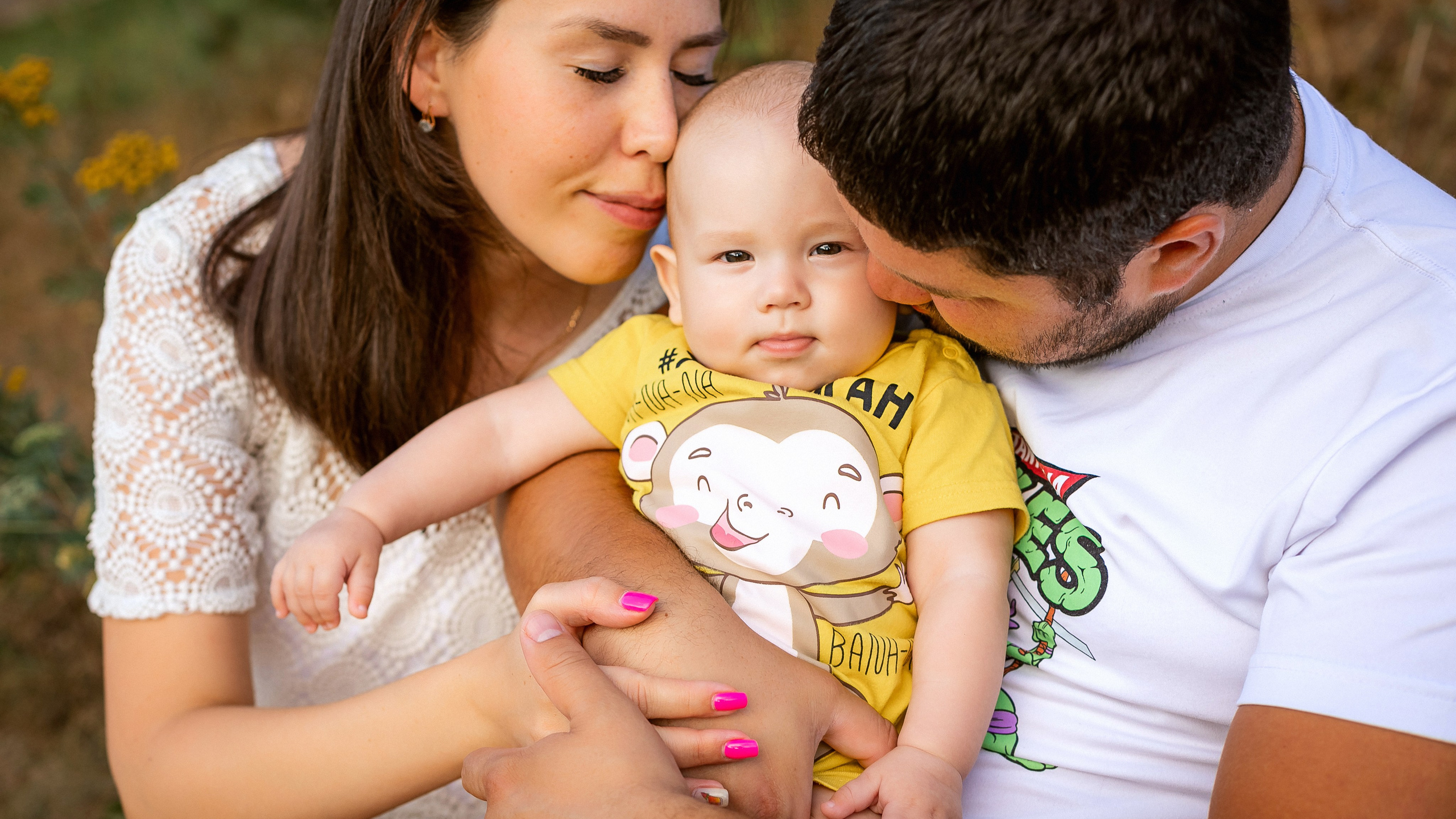 Оксана с семьёй у пруда