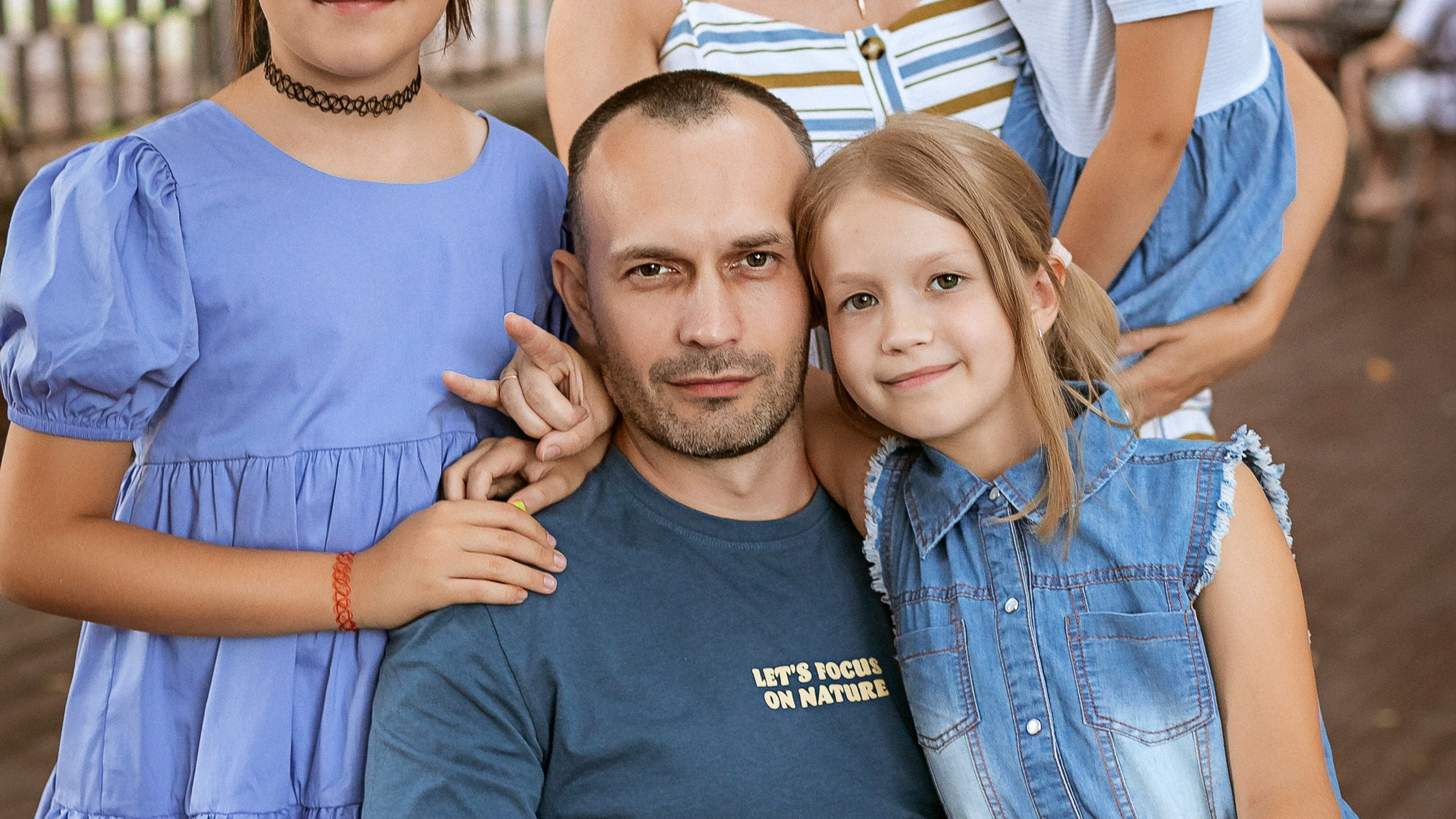 Надя с семьёй в парке