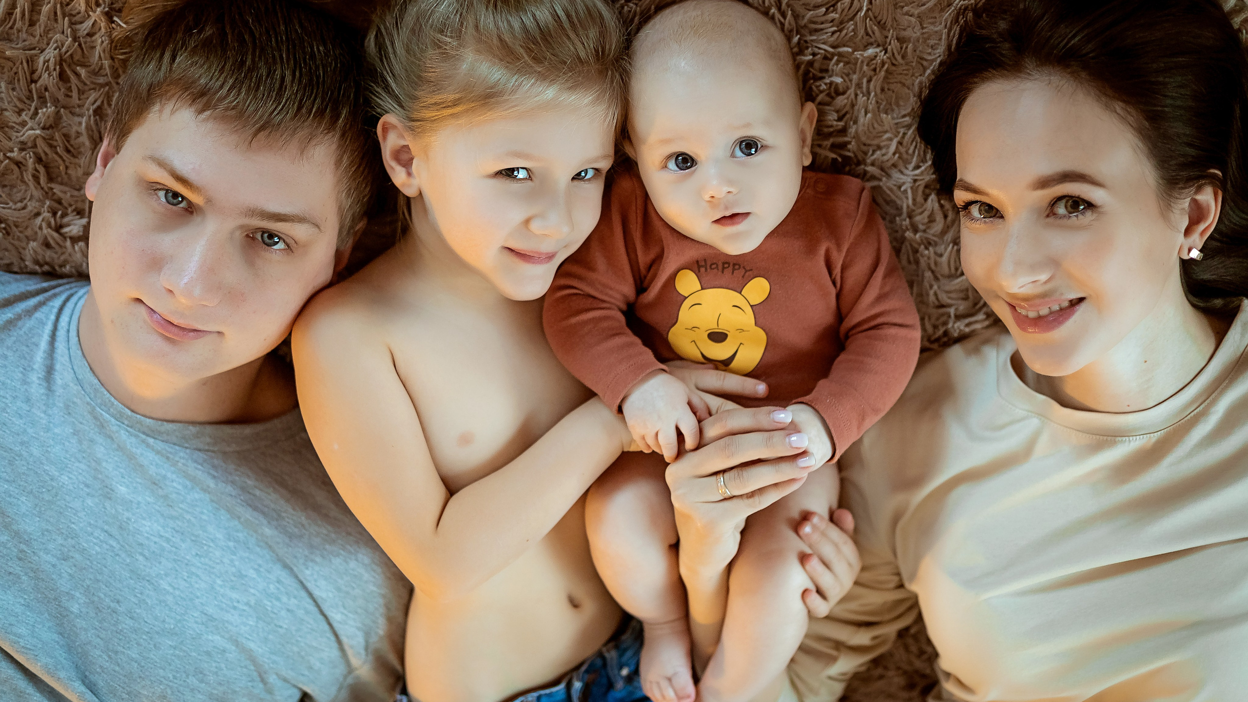 Кристина дома со своей семьёй