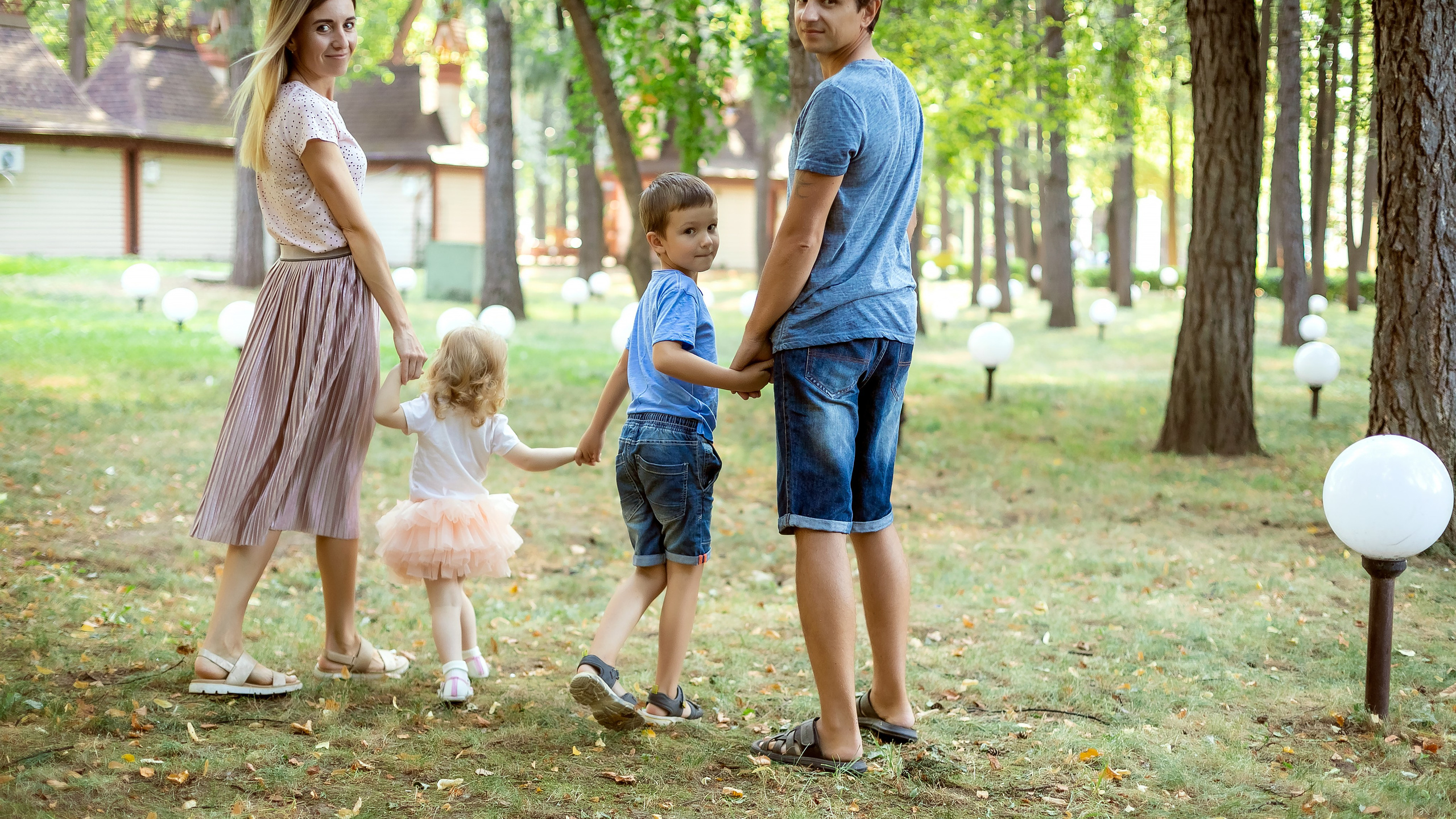 Регина с семьёй в парке