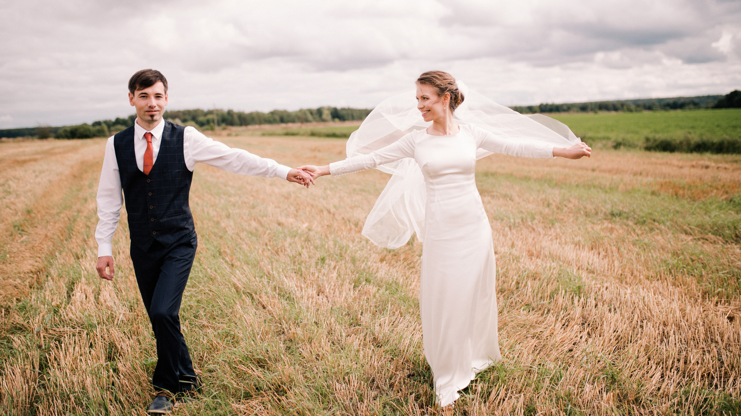 По полям взявшись за руки