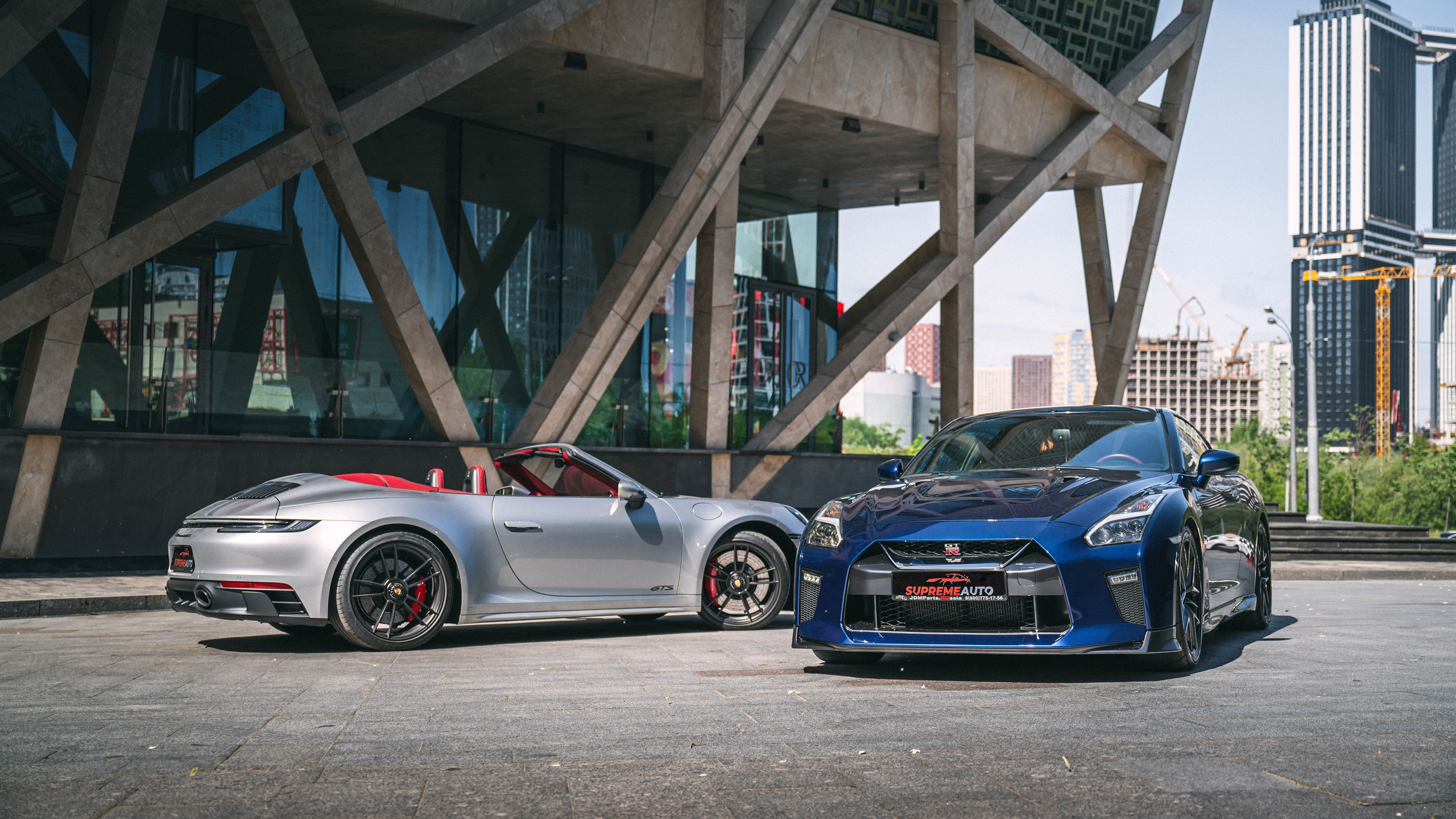 Porsche 911.992 Carrera 4 GTS vs Nissan GT-R