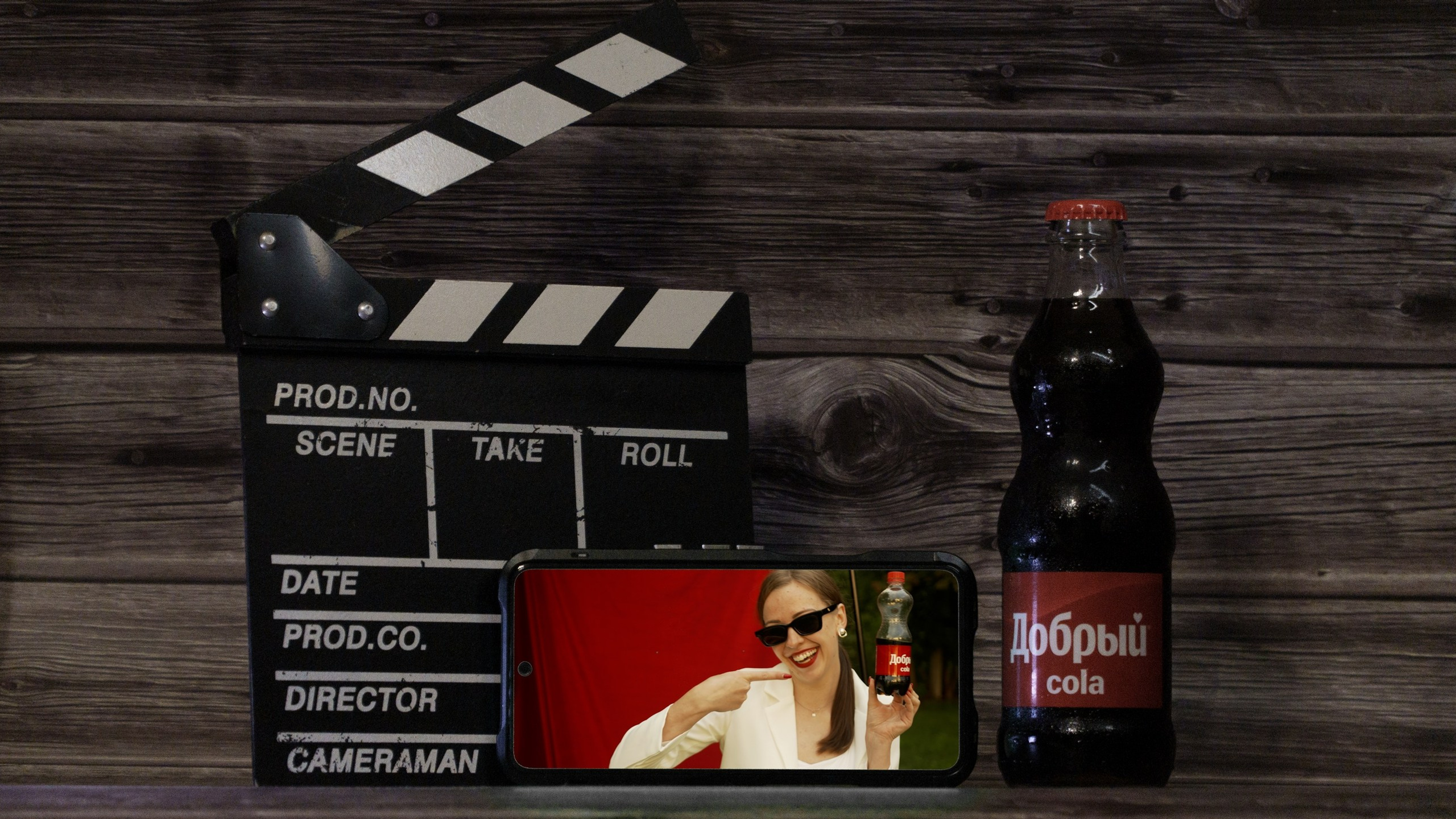 Фотопроект на красном фоне «Полина и Кола». Фотограф Виталий Сид: профессиональная фотосъемка, обучение и новости индустрии