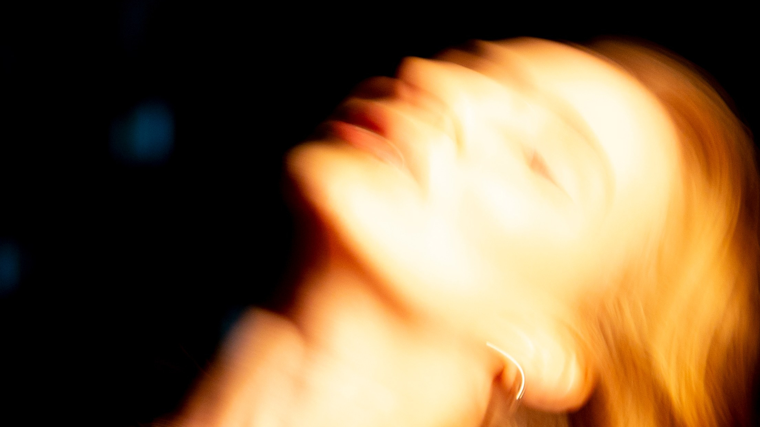 ночь плывет черным-черна