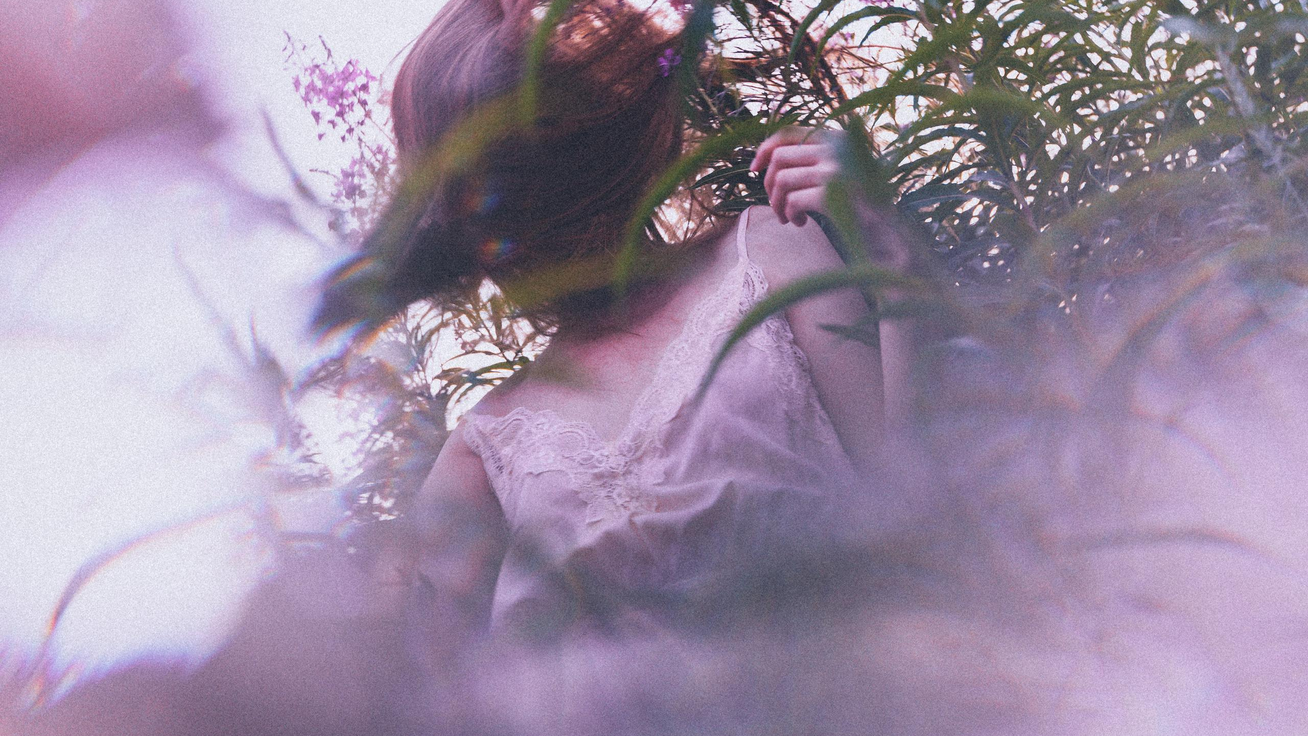 раскинув руки