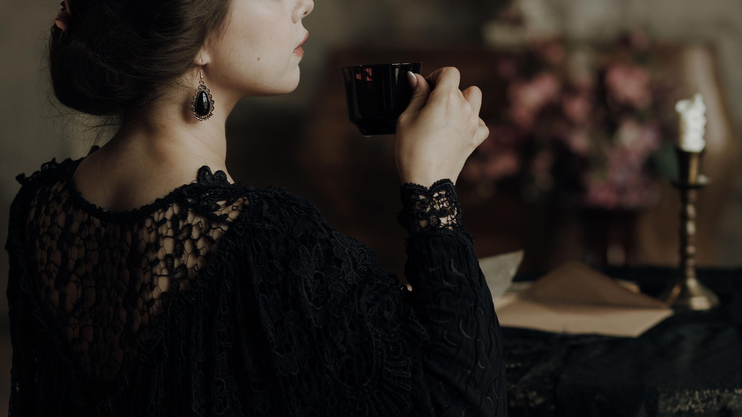 Оттого что я терпкой печалью, напоила его допьяна…