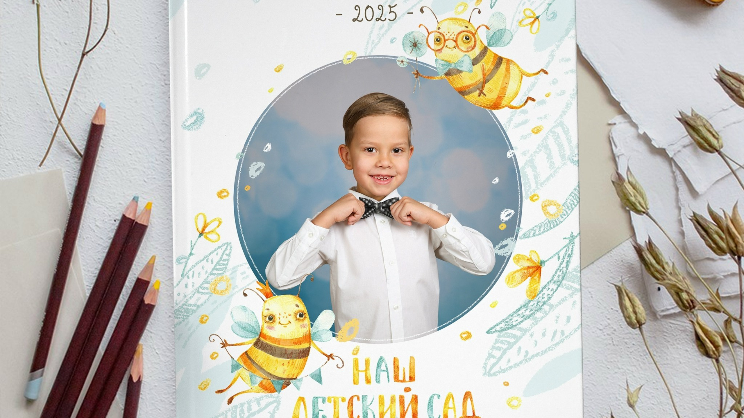 Веселый и солнечный дизайн "Пчёлки" для выпускных альбомов в Красноярске от AlbomKras 🐝📚. AlbomKras -выпускные альбомы Красноярска с авторским дизайном и качественной фотосъемкой! ⭐⭐⭐⭐⭐ 5.0