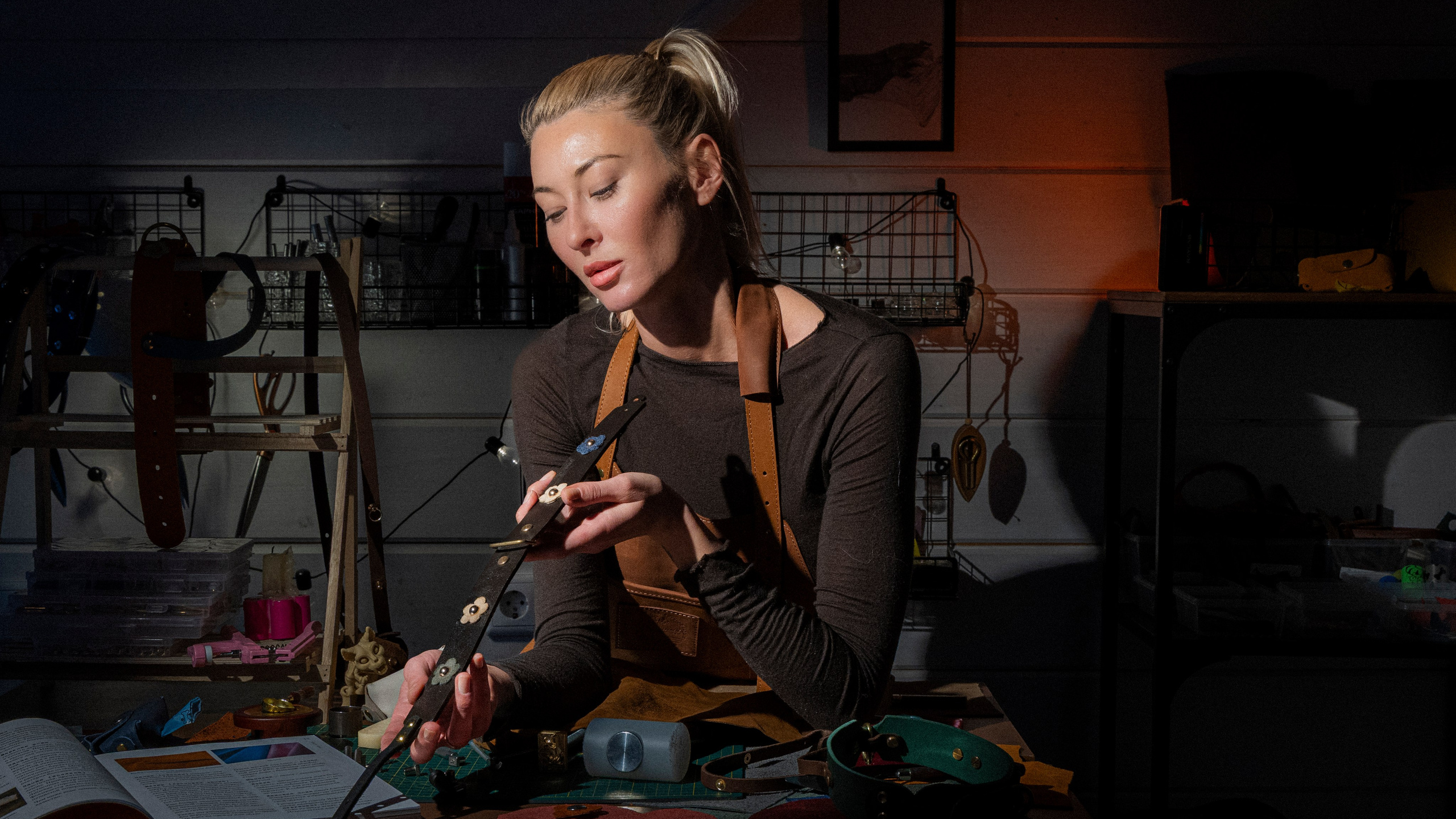 Съёмка рабочего процесса в частной кожевенной мастерской