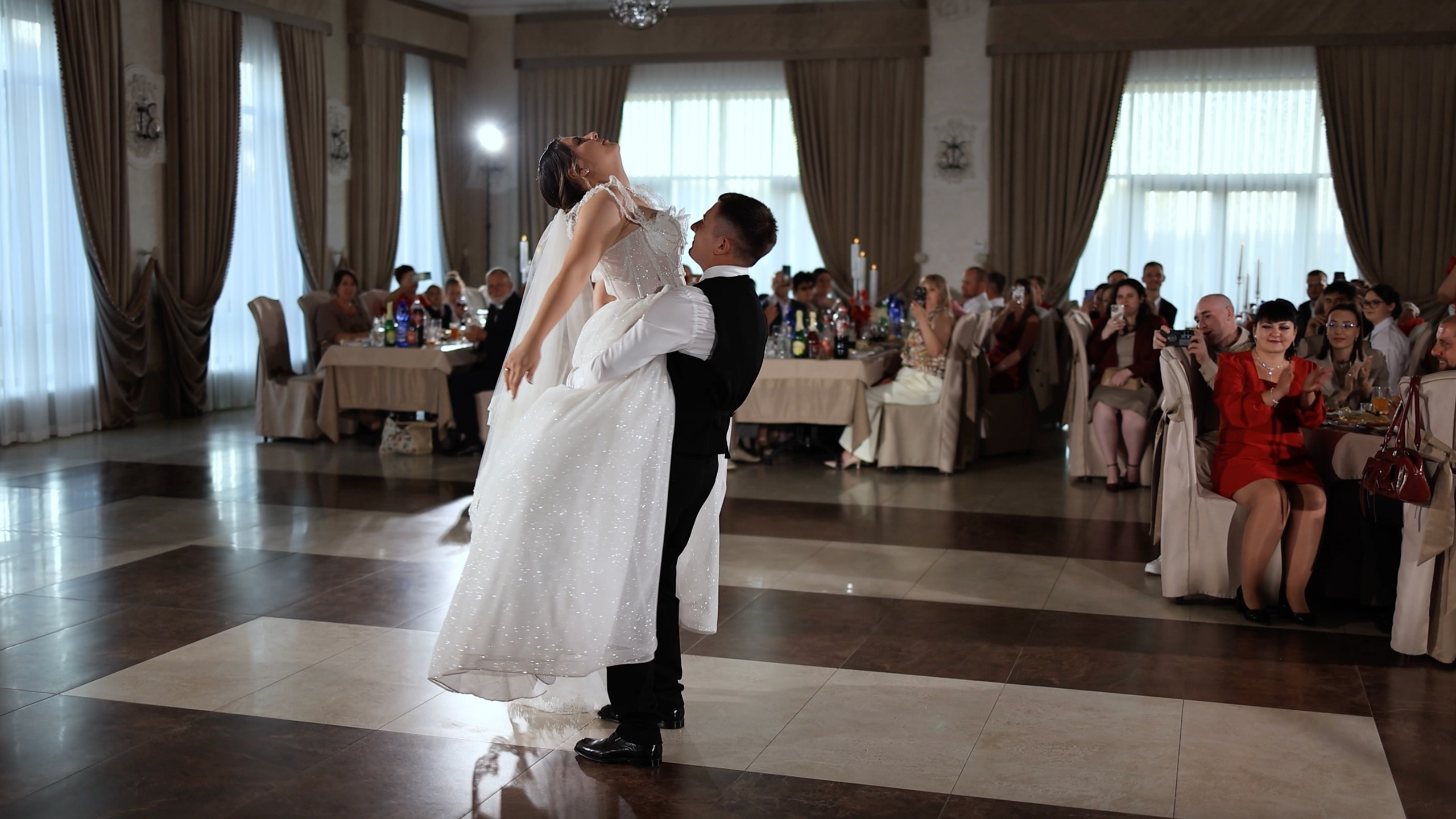 Первый танец молодожен. Свадебный видеограф AlexFilms в Воронеже и по всей России