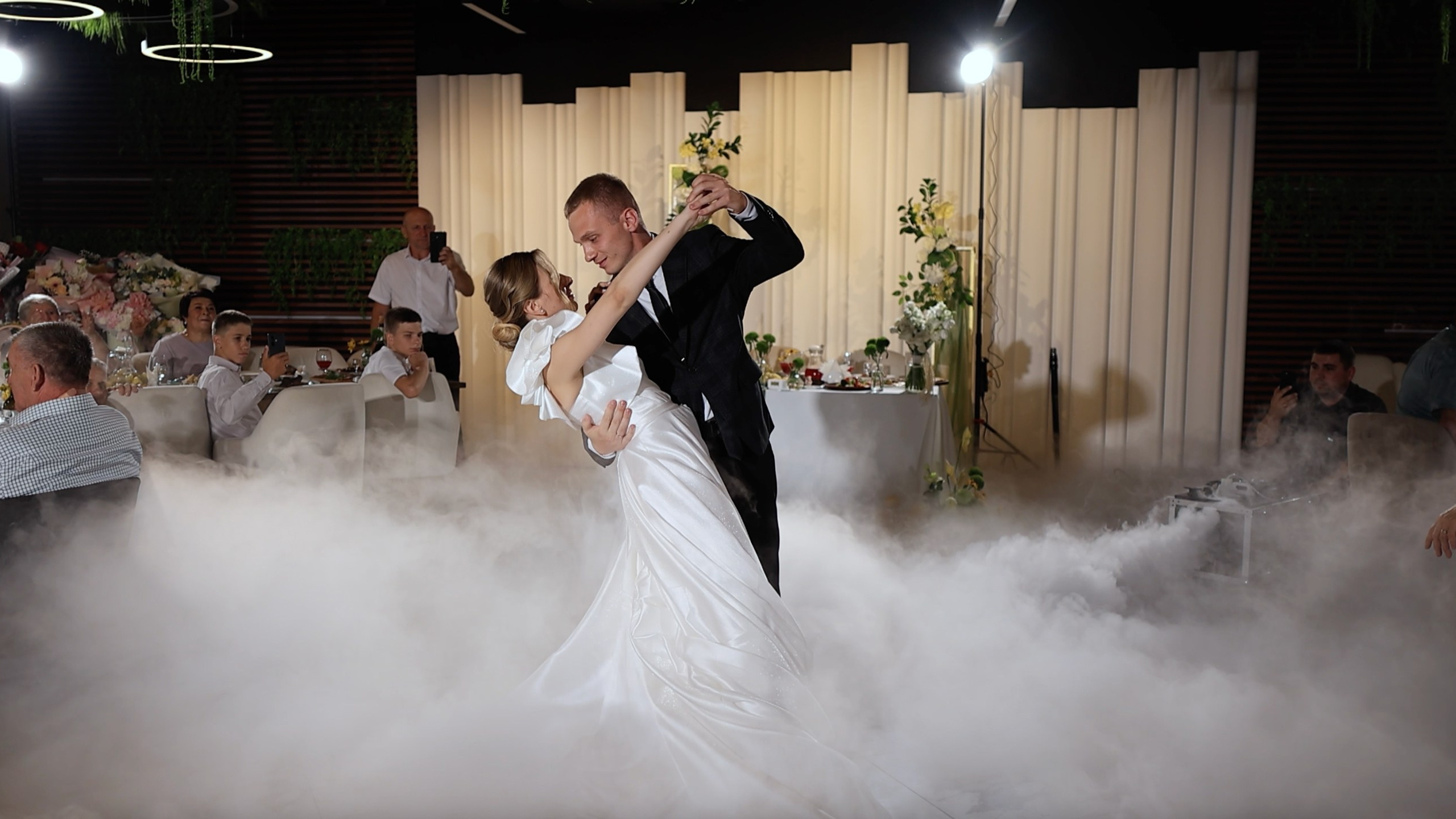 Первый танец молодожен. Свадебный видеограф AlexFilms в Воронеже и по всей России