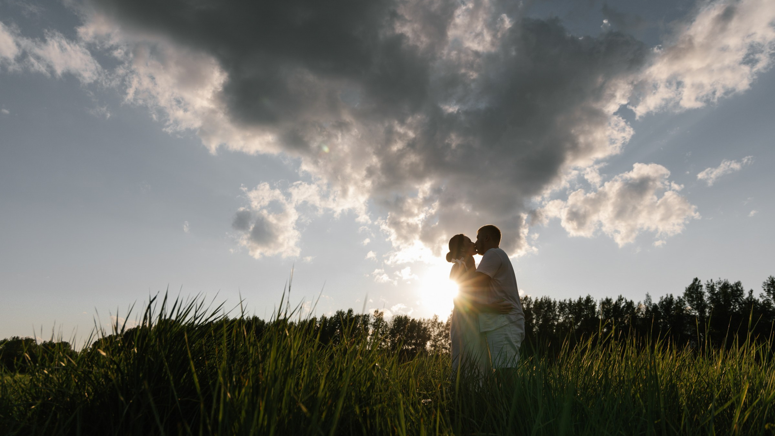 обниматься на закате