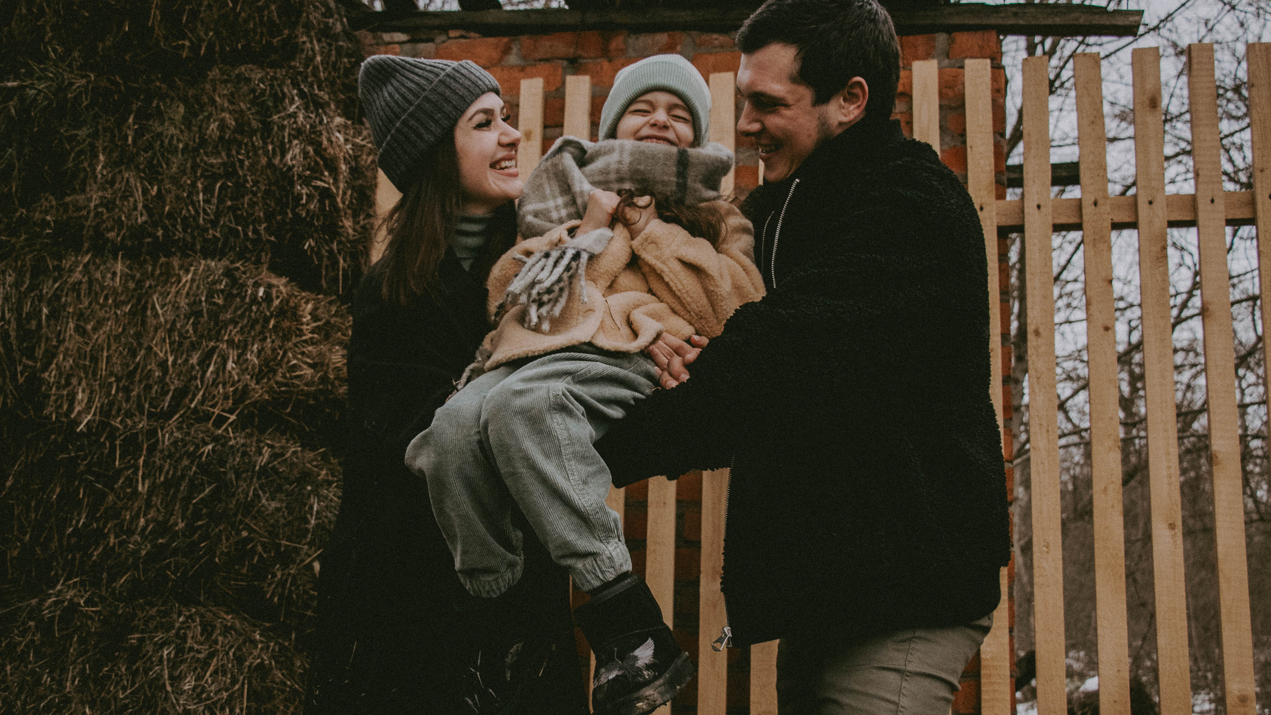 Воскресная прогулка семьи на даче