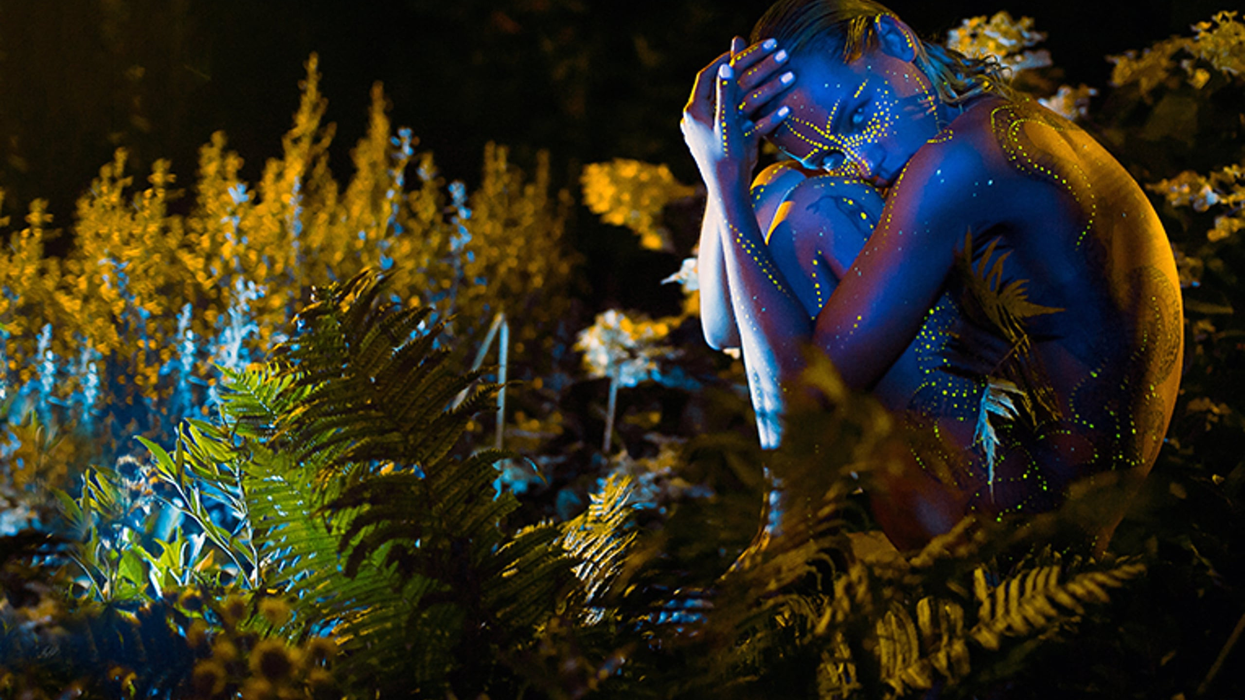 Фотосессия в необычном образе с креативным макияжем