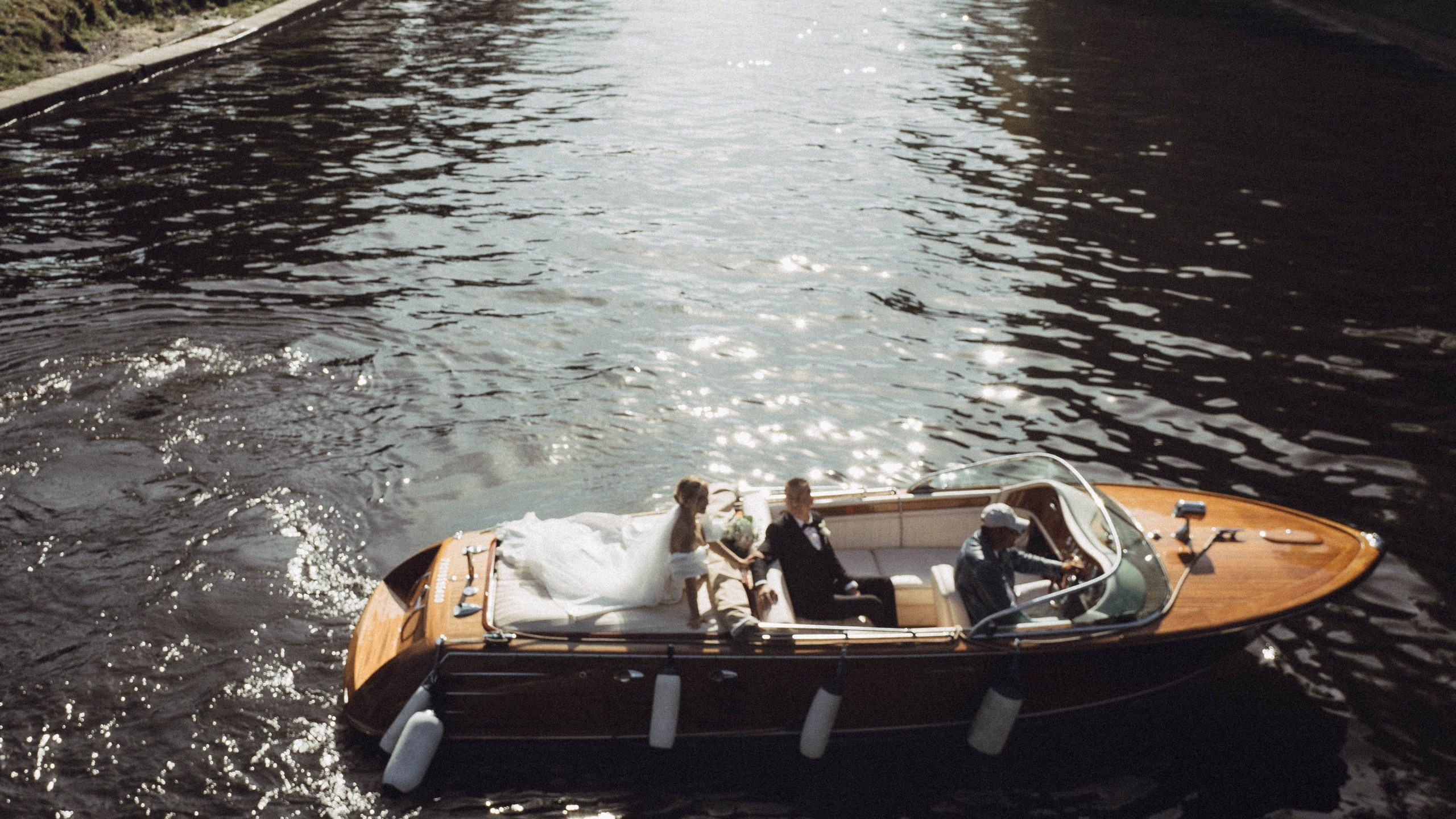 СВАДЕНБНАЯ СЬЕМКА НА КАТЕРЕ ПО КАНАЛАМ САНКТ-ПЕТЕРБУРГА И В АКВАТОРИИ НЕВЫ