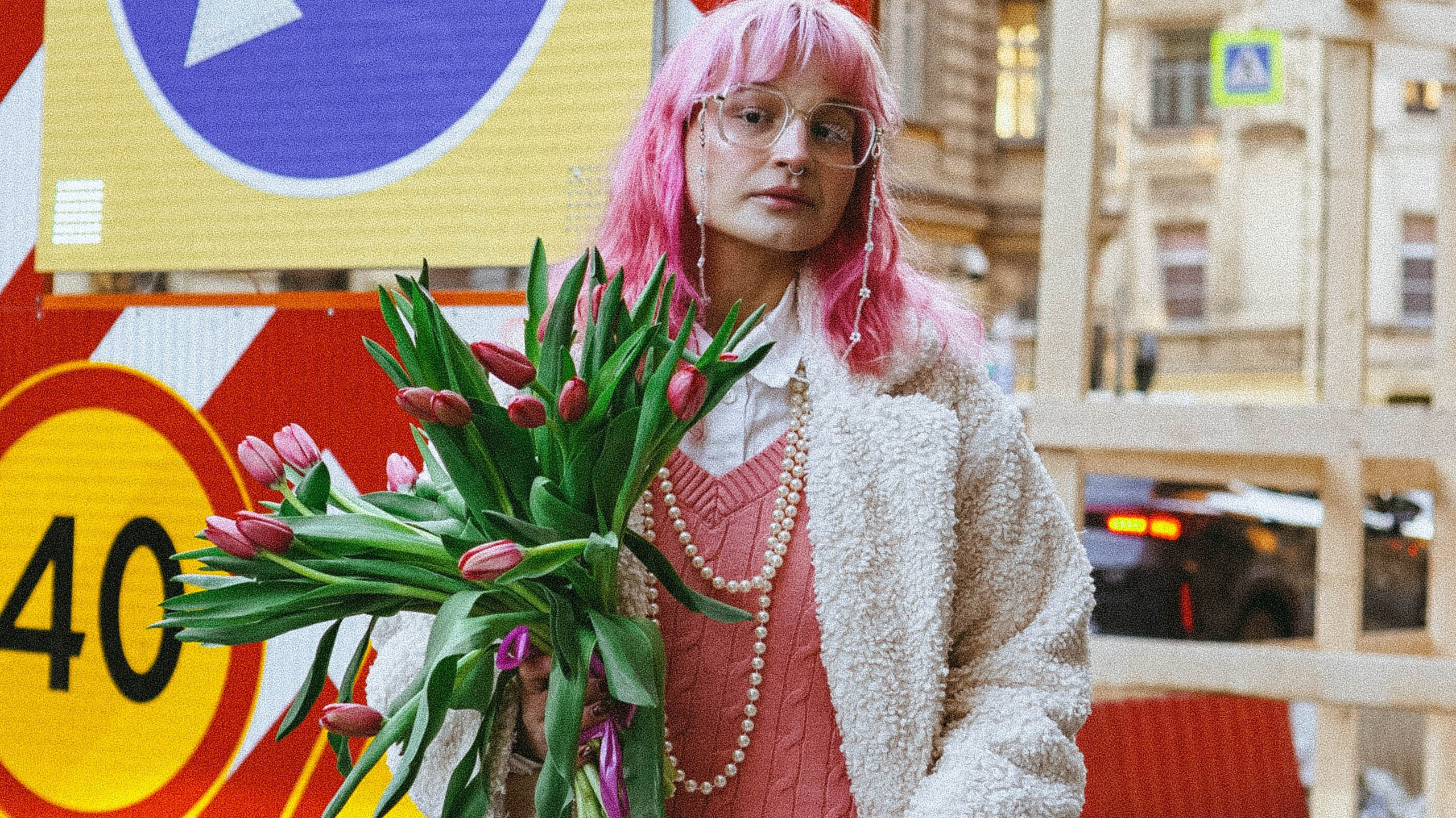 Прогулочная фотосессия с тюльпанами