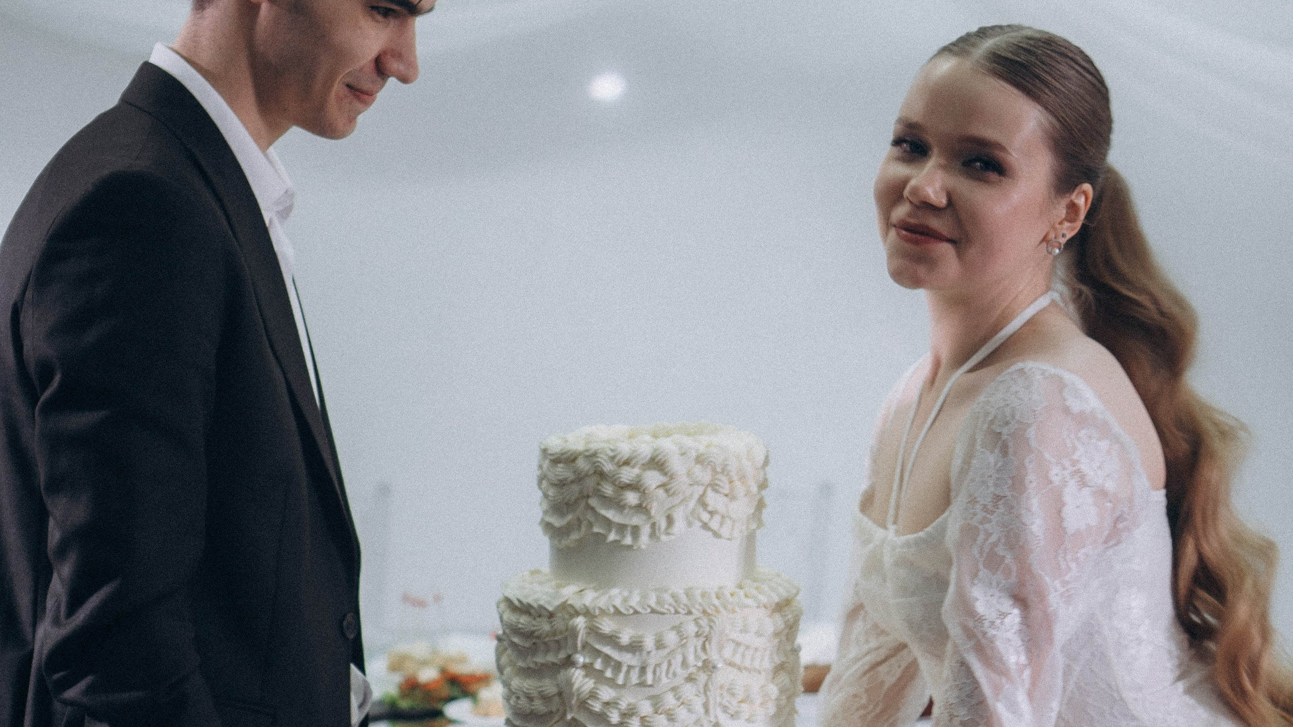 СВАДЕБНЫЙ ТОРТ. ФОТОСЕСИИЯ БАНКЕТА (СНЯТО В СИБИРЕ В НИЖНЕВАРТОВСКЕ)