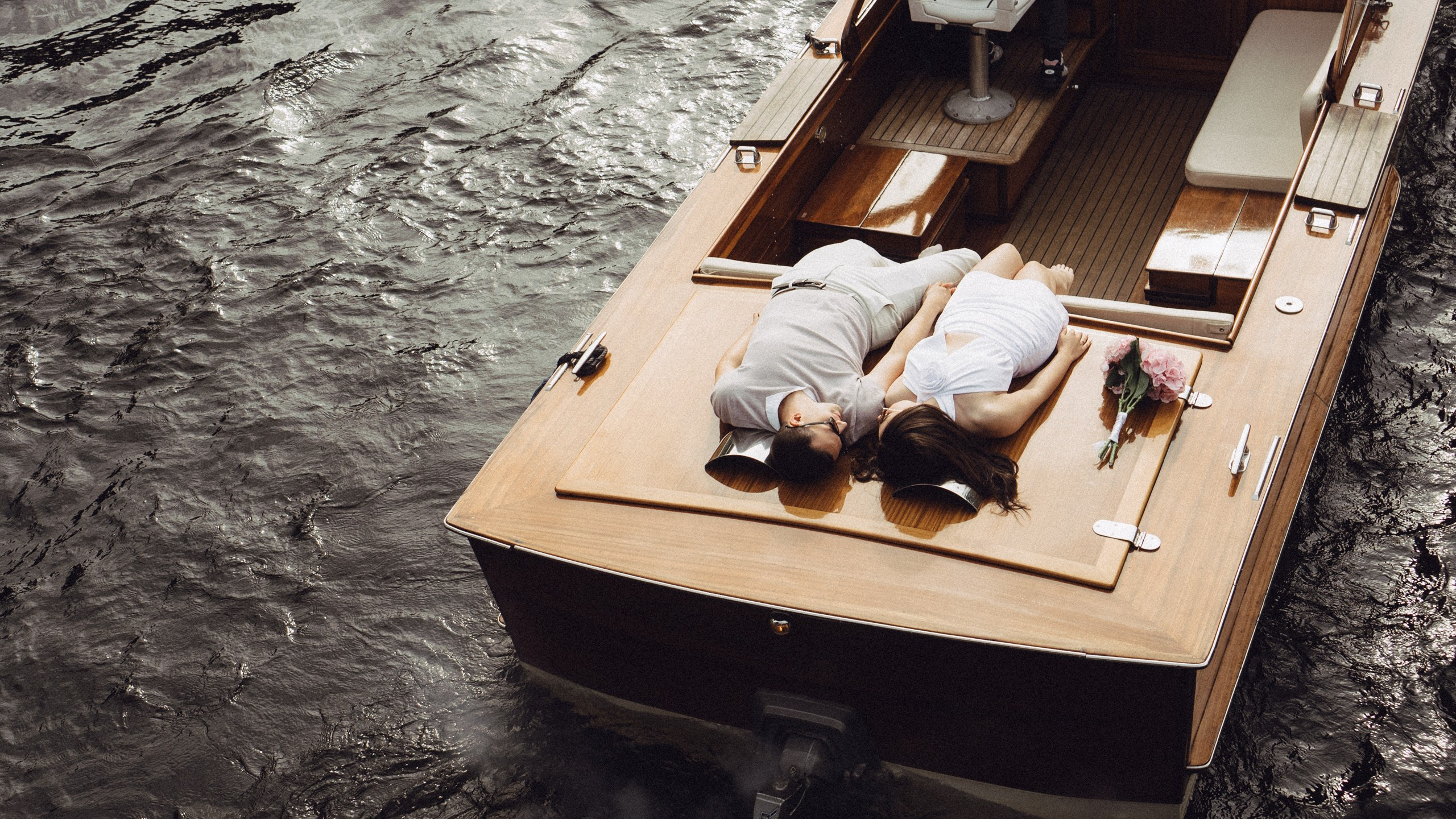 СВАДЕНБНАЯ СЬЕМКА НА КАТЕРЕ ПО КАНАЛАМ САНКТ-ПЕТЕРБУРГА И В АКВАТОРИИ НЕВЫ