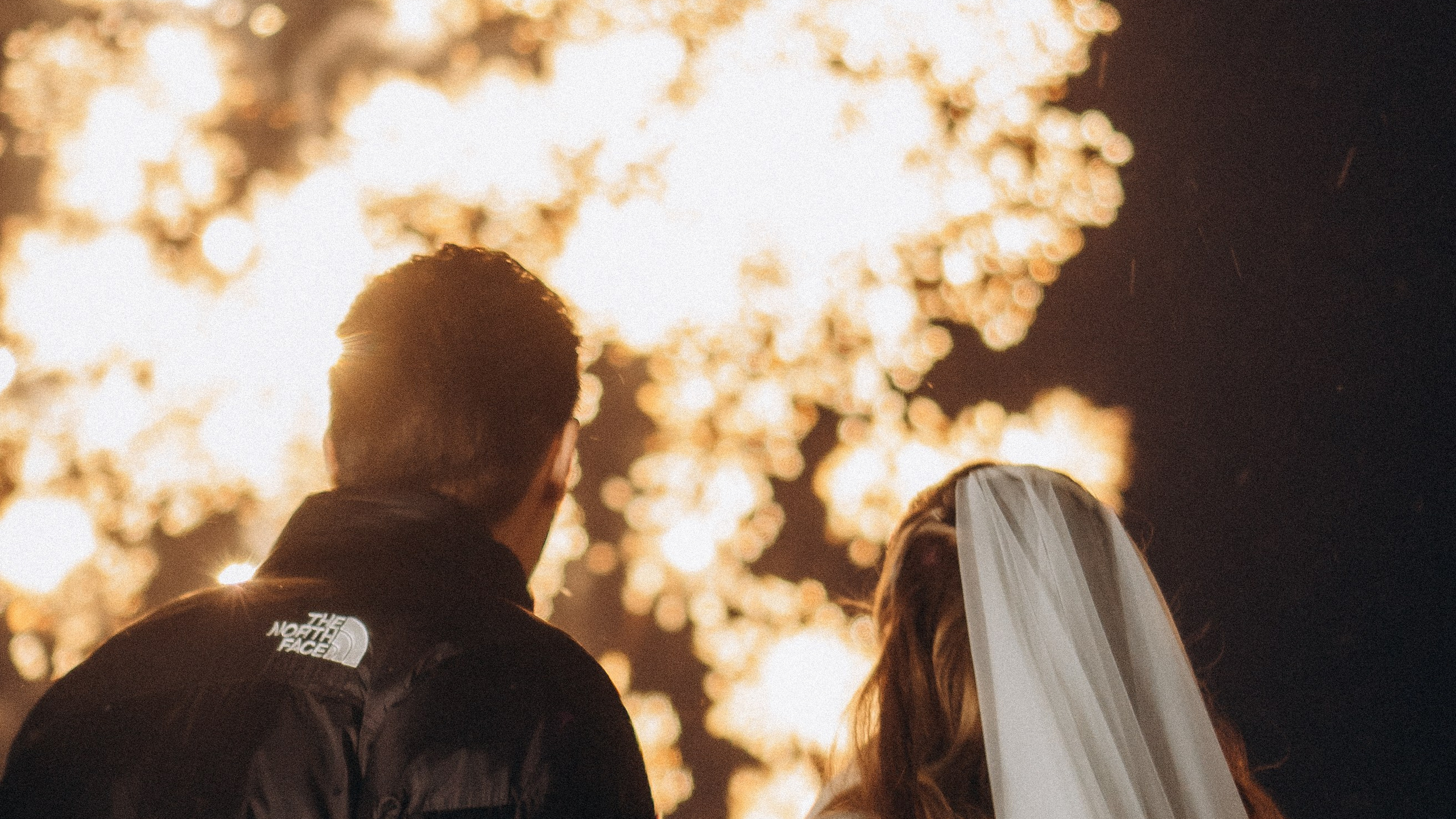 САЛЮТ НА СВАДЕБНОЙ ЦЕРЕМОНИИ (СНЯТО В СИБИРЕ В НИЖНЕВАРТОВСКЕ)