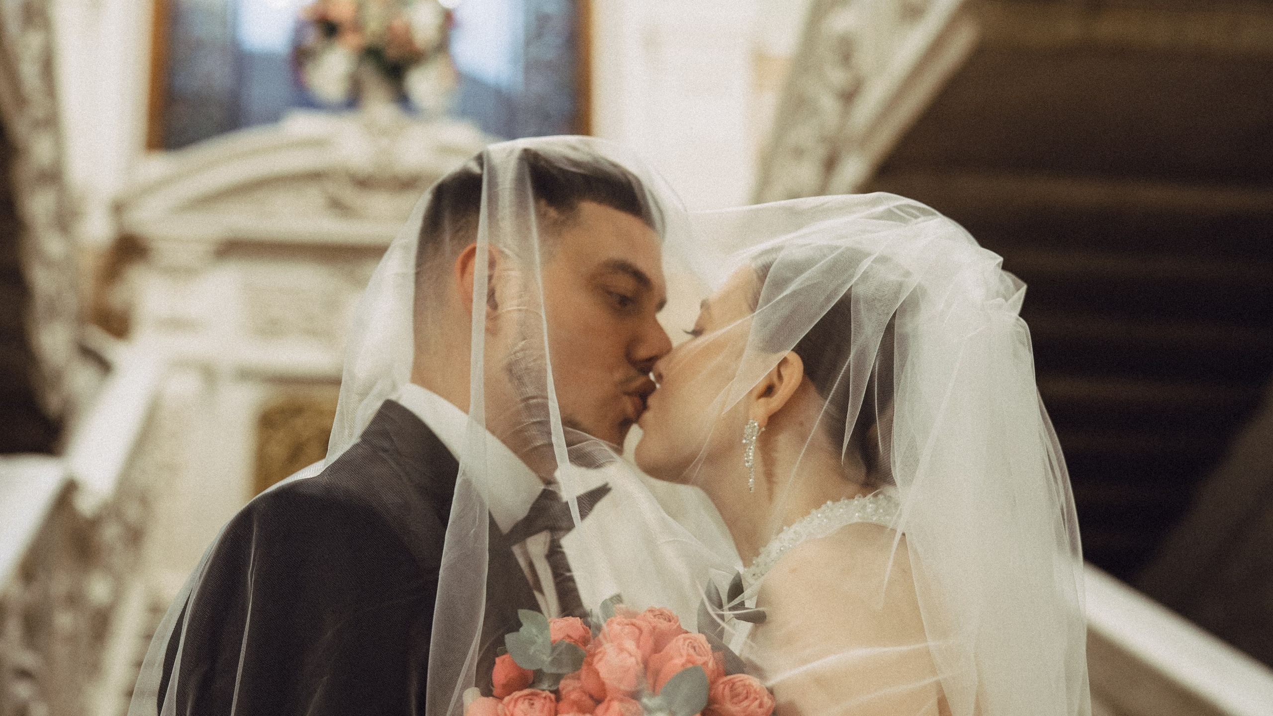 СВАДЕБНАЯ СЬЕМКА В ПЕВОМ ДВОРЦЕ БРАКОСОЧЕТАНИЯ