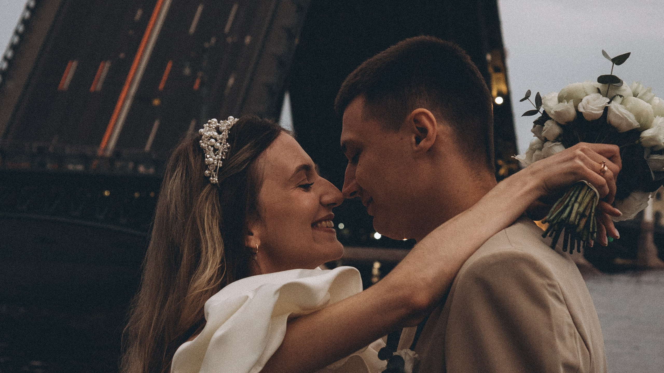 СВАДЕБНАЯ СЬЕМКА С РАЗВОДНЫМИ МОСТАМИ В БЕЛЫЕ НООЧИ И РАССВЕТНАЯ ФТОСЕСИИЯ ПОД ДООЖДЕМ У ИСАКИЕВСКОГО СОБОРА