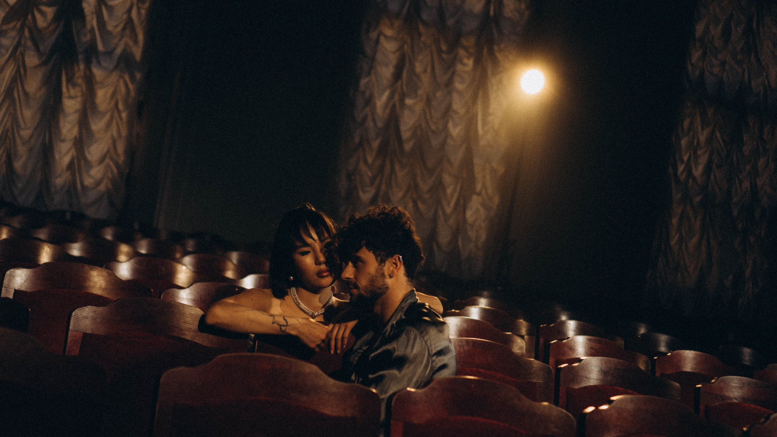 СВАБЕДНАЯ ФОТСЕССИИЯ В ОДНОМ ИЗ ЗАЛОВ НИКОЛАЕВСКОГО ДВОРЦА