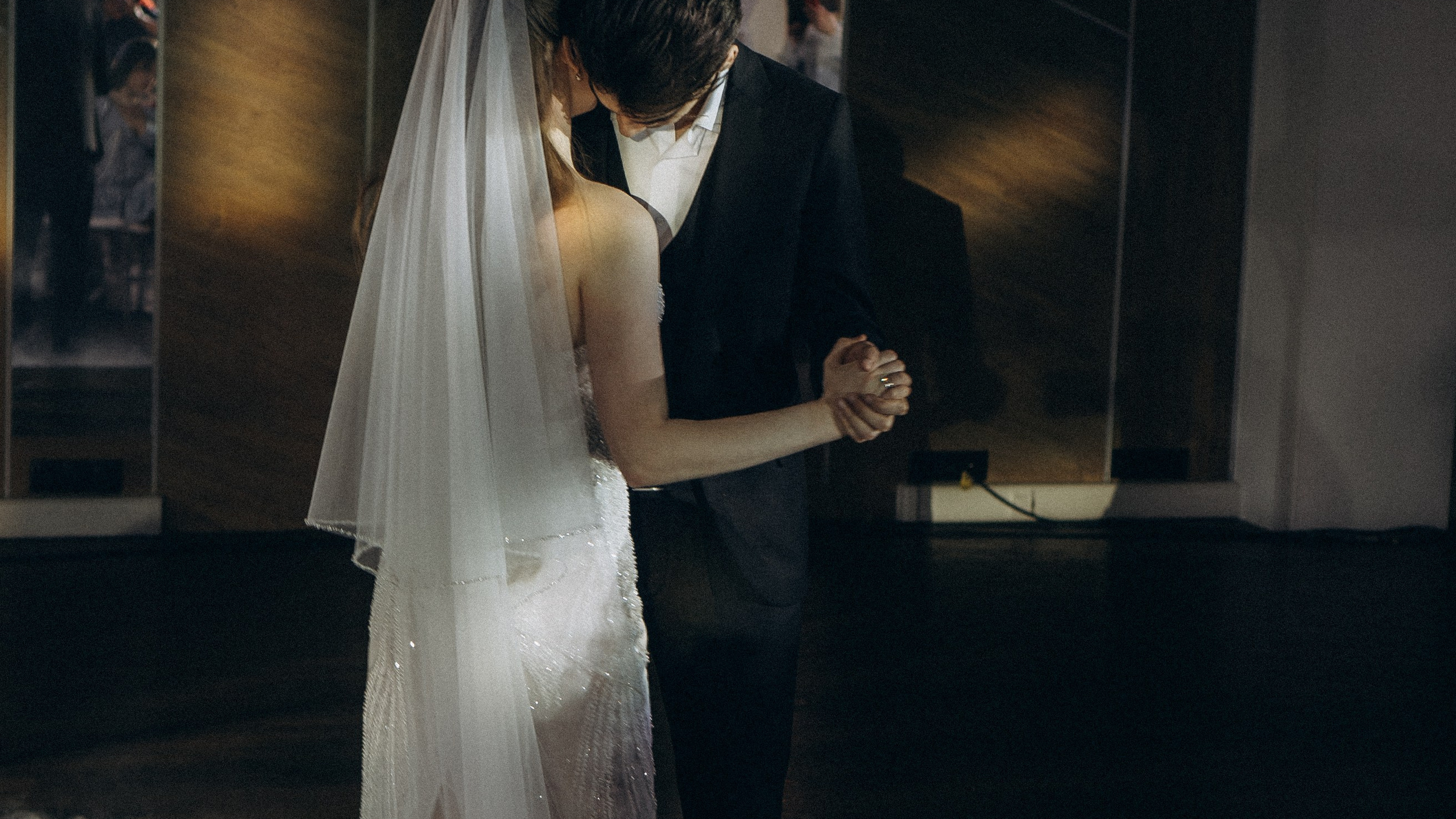 ПЕРВЫЙ ТАНЕЦ МОЛОДЫХ НА БАНКЕТЕ. ТРОГАТЕЛЬНЫЙ МОМЕНТ (СНЯТО В СИБИРЕ В НИЖНЕВАРТОВСКЕ)