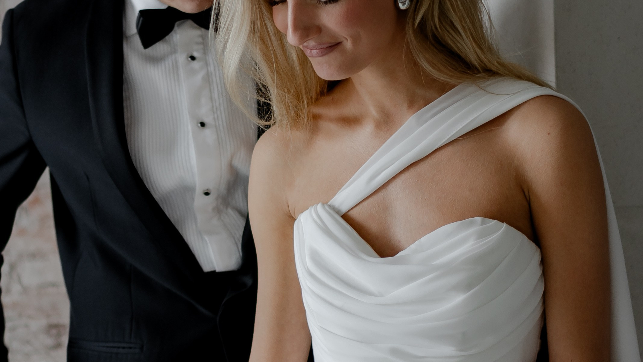 ЭЛЕГАНТНАЯ СВАДБЕНАЯ СЬЕМКА ЖЕНИХА И НЕВЕСТЫ В ДОРОГОМ ОТЕЛЕ САНКТ-ПЕТЕРБУРГА