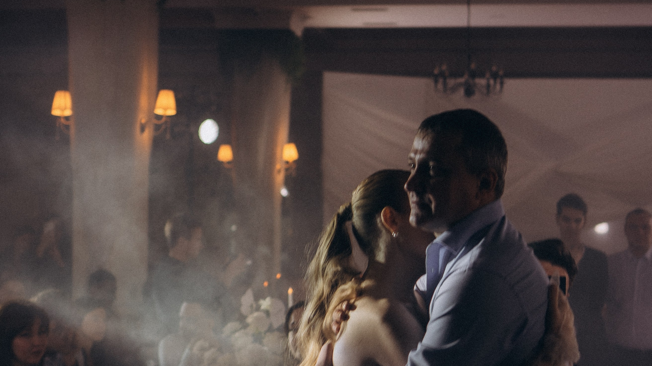 ТАНЕЦ С ПАПОЙ СВАДЕБНМ БАНКЕТЕ (СНЯТО В СИБИРЕ В НИЖНЕВАРТОВСКЕ)