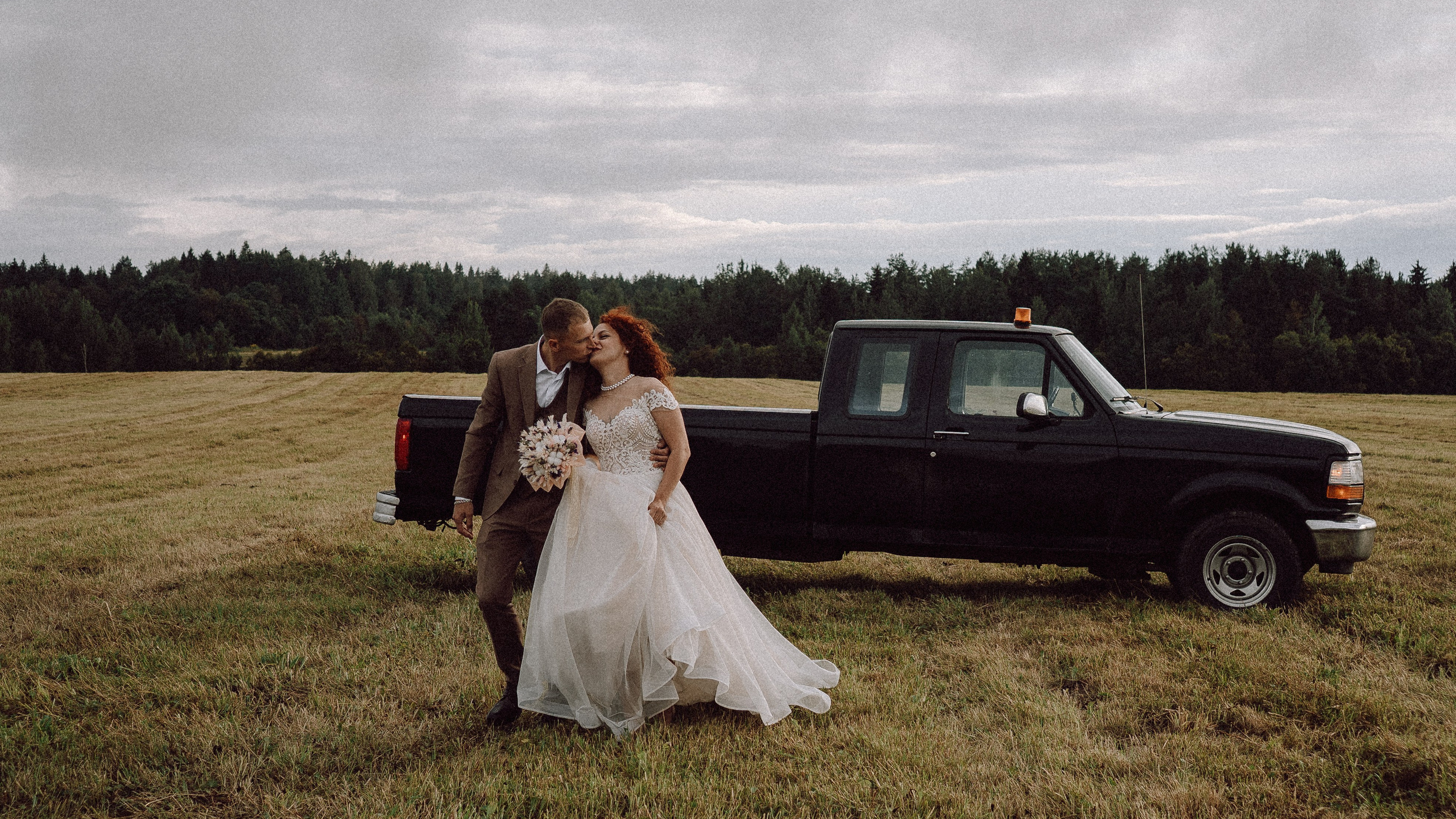 СВАДЕБНАЯ ФОТОСЕССИИЯ ПАРЫ В ГОРОДЕ ПРИОЗЕРСК В СОСНОВОМ ЛЕСУ И С ПИКАПОМ
