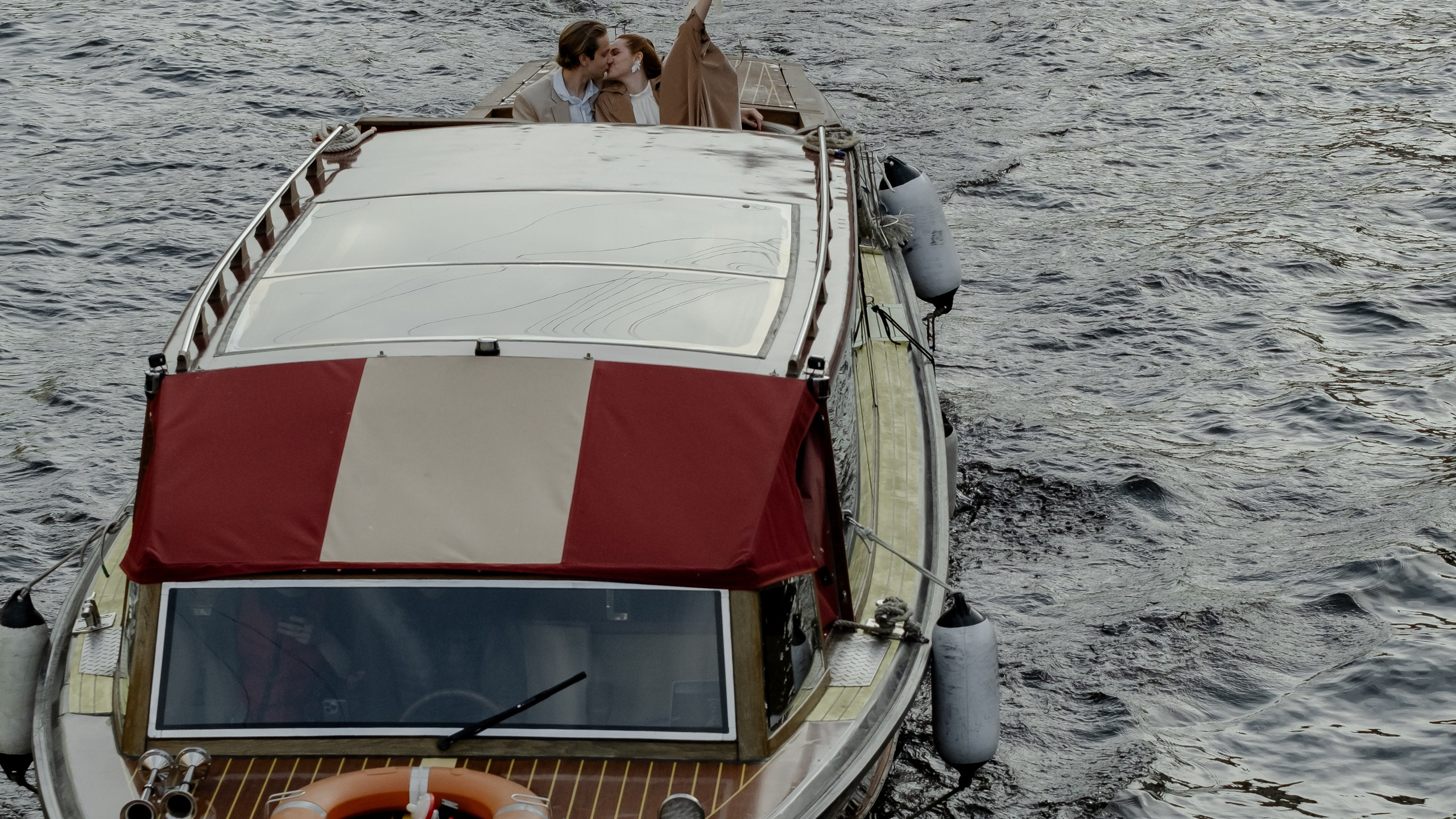 СВАДЕНБНАЯ СЬЕМКА НА КАТЕРЕ ПО КАНАЛАМ САНКТ-ПЕТЕРБУРГА И В АКВАТОРИИ НЕВЫ