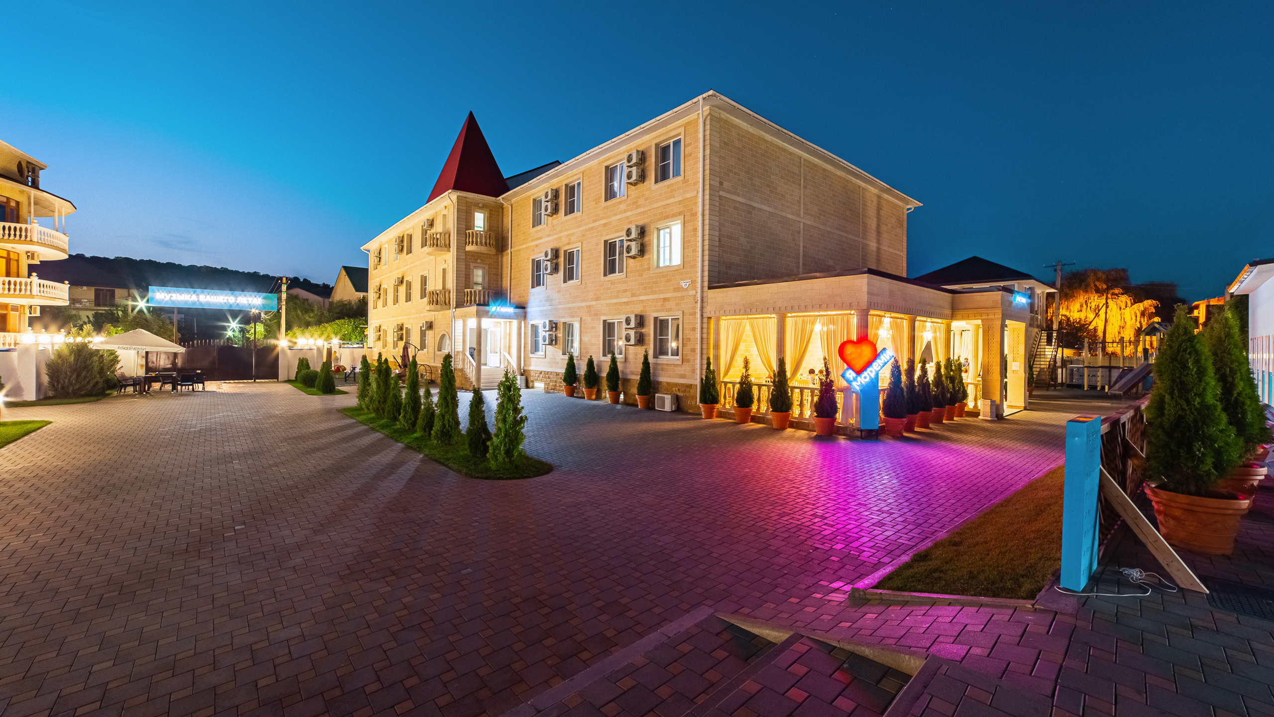 Отели «Демократия» и «МоРеми»