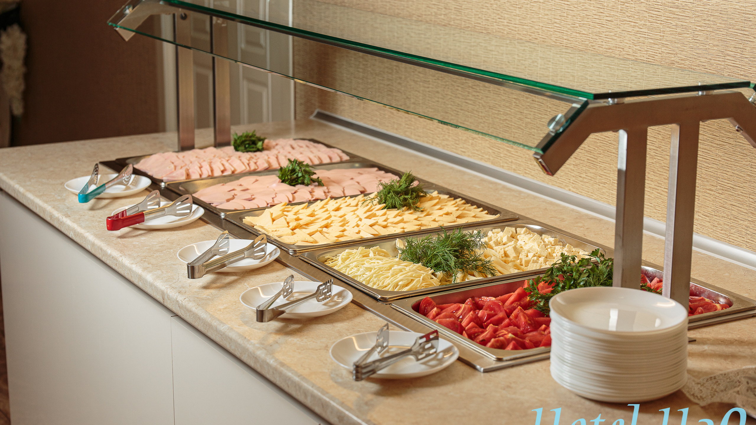 Шведский стол в Отеле H2O