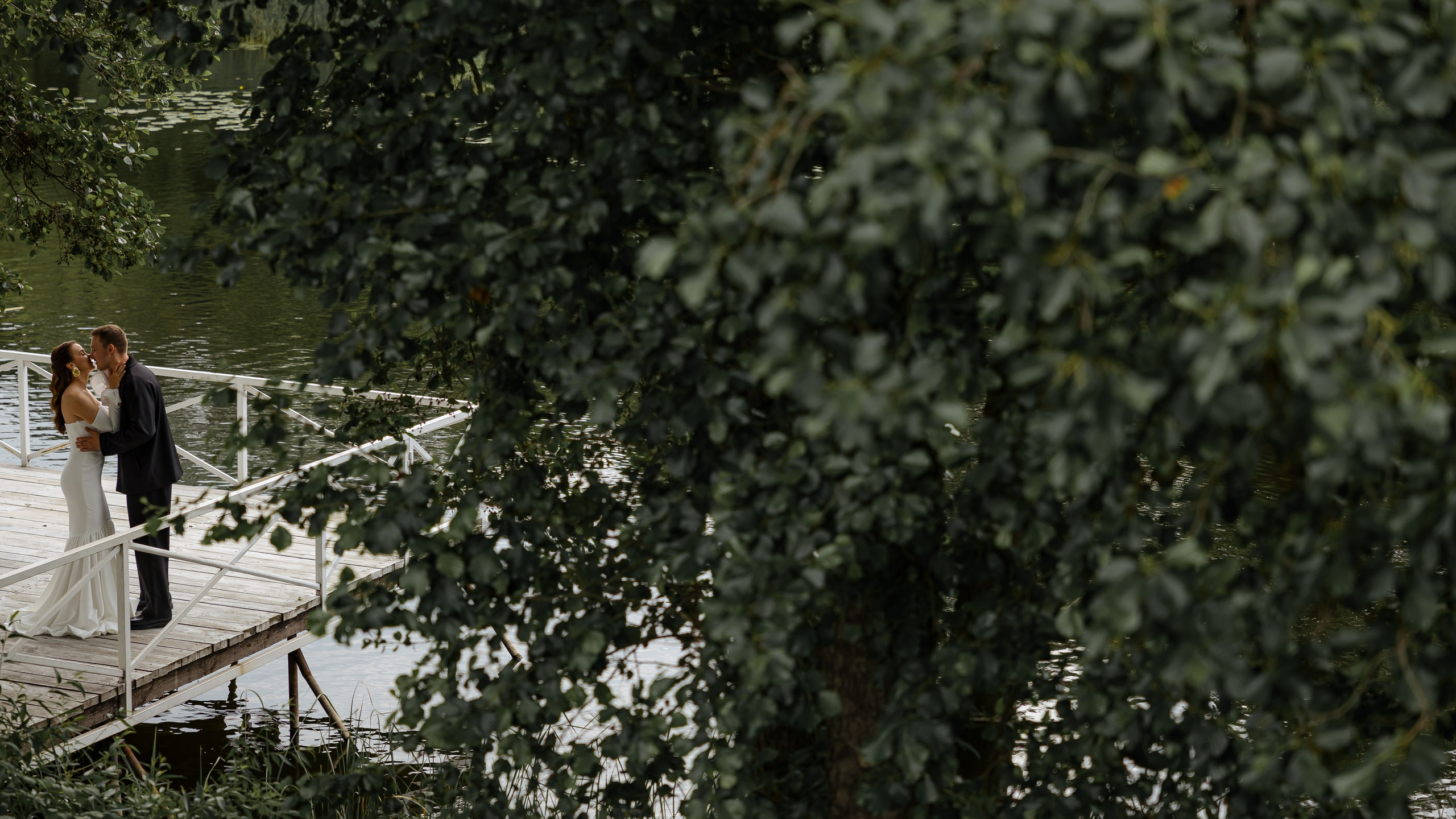 Июньская свадьба на берегу реки