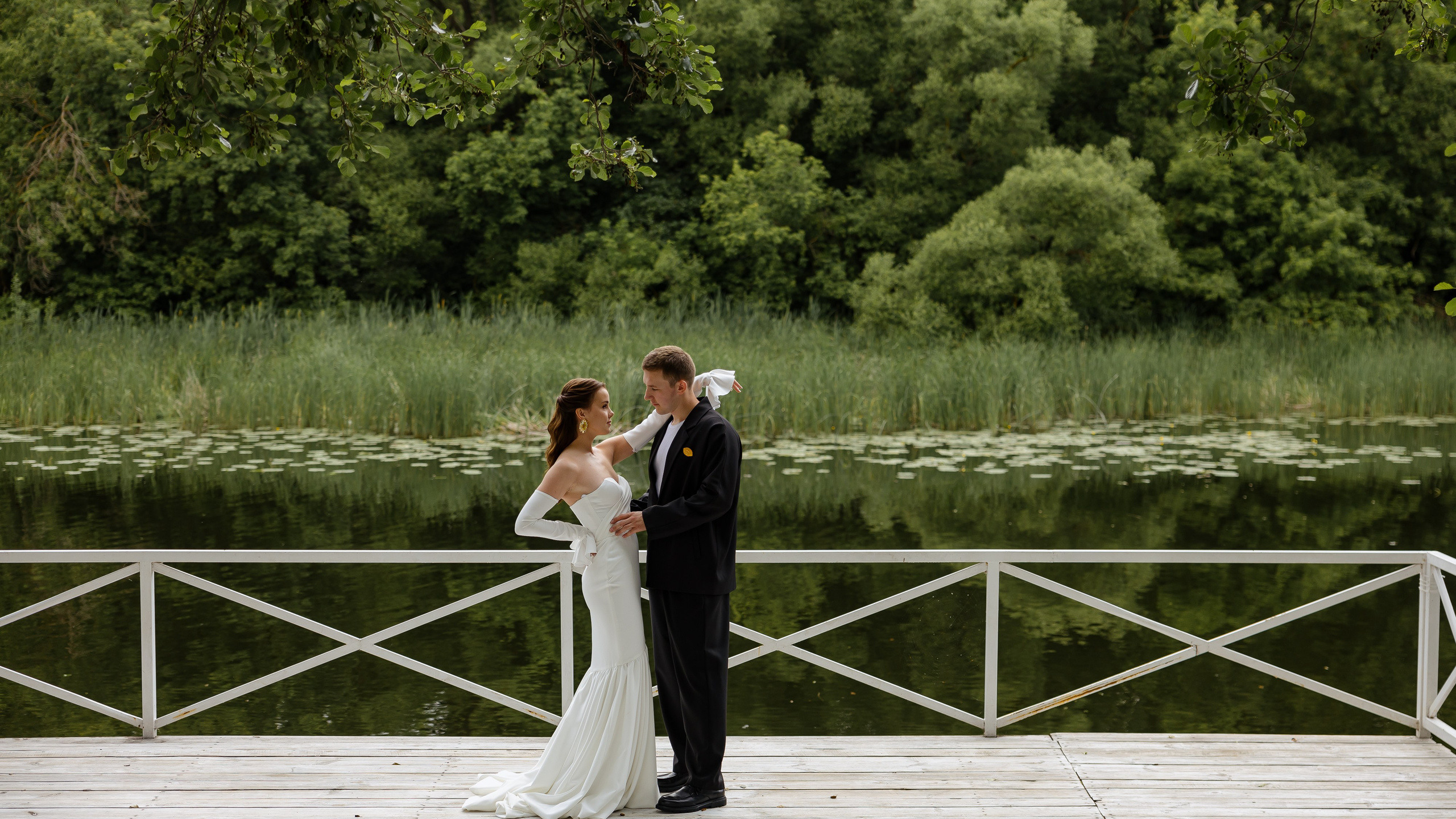 Июньская свадьба на берегу реки