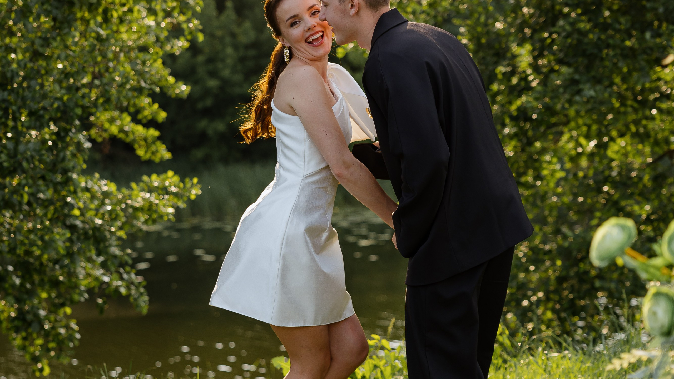 Июньская свадьба на берегу реки